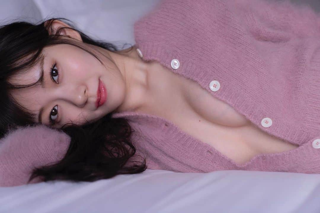 のインスタグラム：「たくさんのフォローありがとうございます☆遅ればせながら、すでに先行されている写真のご紹介！！ 先行カット公開① ホテルでの1カット。可愛いですよね～本作にはもっともっとクールでキレイ、セクシーなみるきーもいっぱい詰まっております！！お楽しみに◎ #渡辺美優紀  #みるきー　 #美優紀です。　 #宝島社」