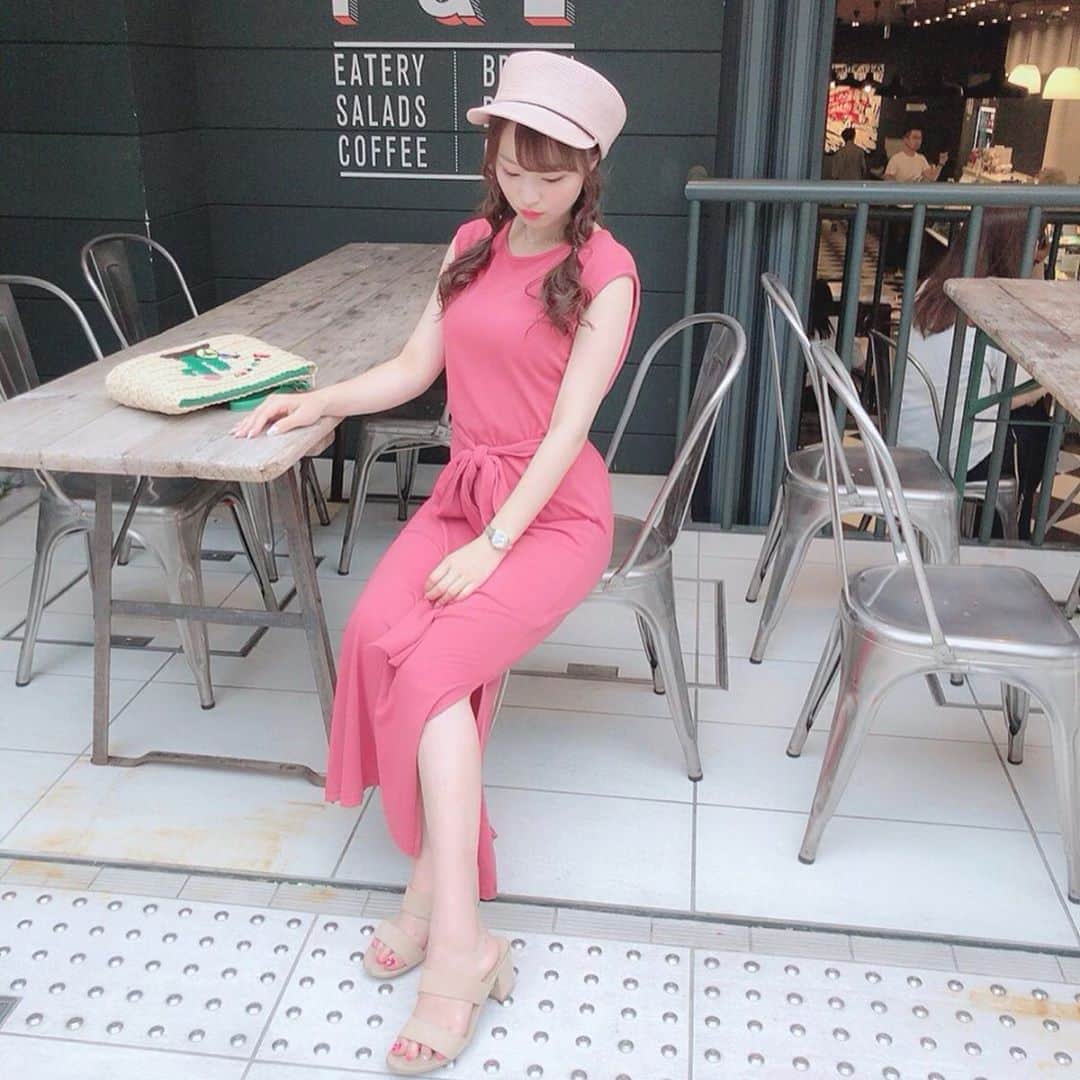 のインスタグラム：「. 名古屋は晴れてる〜🥰💕. お天気が良いと明るい色のお洋服が着たくなるね🏖💕. スリットが入っているpinkワンピ🥺💕. . ワンピース♡ @valmuer_official  キャスケット♡ @valmuer_official のもの💓 . 大人かわいい感じ💕. #Valmuer #valmuer_official #ootd #fashion #coodinate #love #pink #ワンピース #キャスケット #スリット #instalove #cafe #るんるん」