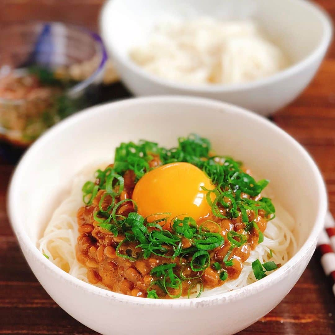 ゆうきさんのインスタグラム写真 - (ゆうきInstagram)「✏︎アレンジ素麺 休日ランチに、 納豆たまごの最強コンビで 混ぜそうめんを作りました。 白だし汁を少し加えて、混ぜやすくしました。 ほんのり出汁の香りが美味しかったです。 奥のそうめんは、納豆そうめんを嫌がった娘のシンプルそうめん。 ・ ✏︎レシピ 納豆混ぜそうめん 【材料(2人分)】 ◯素麺150g ◯納豆2パック ◯麺つゆ(3倍濃縮)大さじ1 ◯白だし小さじ2 ◯万能ネギ1本→小口切りする ◯卵黄2個 ・ ・ 【作り方】 ➀白だしと水大さじ40mlを合わせて冷蔵庫で冷やしておく。 ➁素麺はお好みの茹で加減に茹でたらザルにあけて、氷水でしっかりと冷やす。 ➂納豆は麺つゆを加えてしっかり混ぜ合わせる。 ➃器に➀と➁を盛り付けたら、上に➂と万能ネギと卵黄をのせる。 ・ ・ ・ #レシピ#簡単レシピ#おうちごはん#ランチ#お昼ごはん#昼ごはん#そうめんアレンジ #そうめん#マカロニメイト#モグナレシピ部#フーディーテーブル  #lunch#japanesefood#foodpic#yummy」7月23日 12時17分 - yuukitohikari