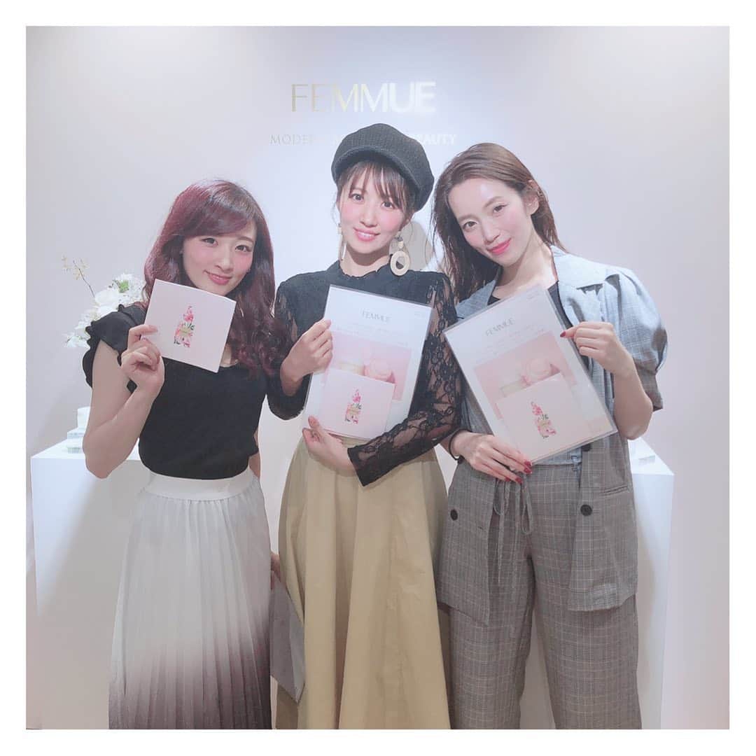 のインスタグラム：「聞いて、、、 なんか、twitterにリンクするの忘れた！と思って、リンクできるかなー？ってやってたら、 トゥルルルルってカーソル？が動いて、 せっかくアップしたやつ消えちゃった😭😭😭 ショップすぎる😭😭😭 もっかいかくね、、、 FEMMUEはこのメンバーでいったよ🌸 バカコンは永遠なの🌼💕 今回発表された商品はもちろん🧡  わたしとちーたんは、 美容液のルミエールヴァイタルCを狙っていて🌸 あちゃんは、 クレンジングが3つあるんだけどそれについてずっと聞いてた！笑  やっぱり、メイクよりも何よりも、 スキンケアがいっちばん大切だからね🥰💕 FEMMUEで綺麗になりたい🧡🧡🧡 そのあとは、 みんなで火鍋を食べました🍚 これがまためっっちゃ美味しくて、お肉大好きなわたしたち🍖🥩🍗 ペロリと食べ、 たっくさん語りました🦴  いろんなことを乗り越えてきたからこそ、強い絆がある🥺💓」