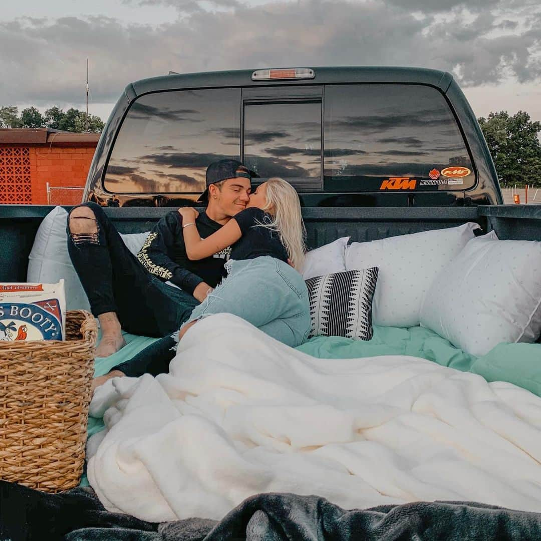 ジョーディン・ジョーンズさんのインスタグラム写真 - (ジョーディン・ジョーンズInstagram)「spent the last couple of days at home in michigan 💛 one thing that’s been on my bucket list was to go to a drive in movie ✔️... this summer has already been the best and i’m so happy to be surrounded by people who constantly uplift me & make me happy. i encourage you to try something new, even if it’s once a month. MAKE MEMORIES #yolo 🤓👏🏻❤️❤️❤️ #Summer #DriveInMovie 💜」7月23日 12時10分 - jordynjones