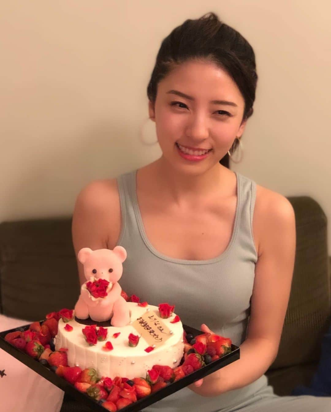 松井絵里奈さんのインスタグラム写真 - (松井絵里奈Instagram)「過去のpic  お誕生日お祝い🎂 してもらいました♡ 嬉しい写真をup みんな本当にありがとう❣️ 可愛いクマちゃんの ケーキ🎂🧸 LOUANGE TOKYO  そして… ヨガウエアをプレゼントしてもらい 早速着替えるの巻  撮ってくれたムービー📽 私の登場シーンが昭和感。 恥ずかしくて見せられませんが 楽しい思い出♪ #louangetokyo  #ヨガウエア #お誕生日 #ありがとうございます #ケーキ #松井絵里奈」7月23日 12時18分 - erina74xx