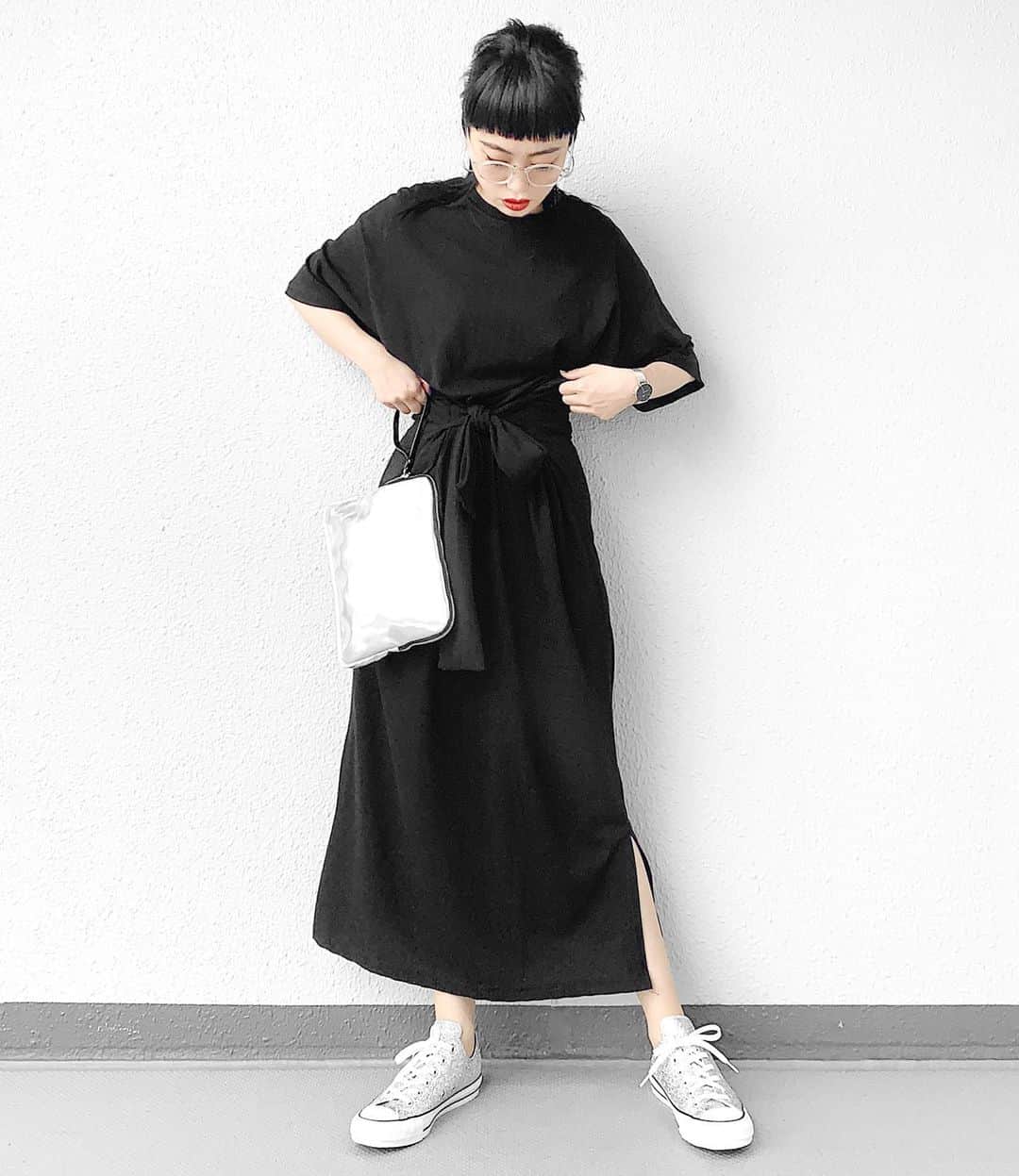 lve_xxxxのインスタグラム：「.﻿ .﻿ リクエスト頂いておりました﻿ @lveu.official ﻿ ﻿ ☑︎ Front cross T-one-piece﻿ ﻿ こちらの、前結びver ‼︎﻿ ﻿ リボンをしっかりウエストラインで﻿ 結び好みの着丈に合わせブラウジングすると﻿ 身長関係なくご着用いただけます🙆‍♀️﻿ ﻿ 身長153㌢の友人に着てもらいましたが﻿ 問題なくご着用頂けました♪﻿ ﻿ 前でゆるっと縛って垂らしたり﻿ リボンを後ろで結んだり〜﻿ そのまま垂らしてゆるっと着たりと﻿ 着こなしは様々💯﻿ ﻿ 楽チンおススメワンピです🖤﻿ ﻿ 夏場は、袖部分を折り返して﻿ 着て頂いても良きかと🙆‍♀️﻿ ﻿ スニーカー合わせでカジュアルにも﻿ ヒール合わせで、キレイ目にも﻿ ご着用頂けます🖤﻿ ﻿ 現在発売中！﻿ 是非ご検討くださいませ💁🏻‍♀️✧﻿ ﻿ 完全宣伝になってしまいましたが﻿ お気に入りワンピなので推します！笑﻿ ﻿ その他コーデアイテム詳細は﻿﻿﻿ WEARをご覧くださいませ。﻿﻿﻿ ﻿﻿﻿ WEAR ： lvexxxx ﻿﻿﻿ 💻 https://wear.jp/sp/lvexxxx/﻿﻿ ﻿﻿﻿ －－－－－－－－－－－－－－－－－－﻿﻿﻿ ﻿﻿﻿ 📢コメント頂ける際は、﻿﻿﻿ 最新投稿にお願い致します。﻿﻿﻿ ﻿﻿﻿ 過去投稿に頂いた際、気がつかない事もあり﻿﻿ お返事致しかねる場合が御座います🙇‍♀﻿﻿ ️﻿﻿﻿」