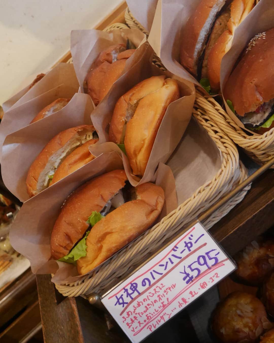 芳美リンさんのインスタグラム写真 - (芳美リンInstagram)「行列のできるパン屋さん、ブレッド&サーカスでお買い物。  パン屋さんで並ぶのはじめてかも。笑 パンラブ♥  バッグは、 @qbag_japan　の☺ 旅に便利なサイズ感。  革シリーズに使える、 10%OFFクーポンです↓ LP8N-WWNW-3JES-5CV8  購入者様限定200名様にに、2枚目に掲載しているバッグのプレゼントあるそうです。  シャツは実はメンズ☺ バッグの色と合ってる✨  @andless_newyork #qbag #プグレ #シャツ #ジーステージ #g-stage #ユニセックス #chao_app #ピアス #roomx601 #roomxaccessory #chao_app#pr #湯河原 #旅したくなるフォト #japantrip #旅行 #travelstagram #旅人 #lynn_trip #旅 #travelme #travel #trip #traveler #トラベラー  #旅好きな人と繋がりたい #travelholics」7月23日 12時29分 - lynn.lynn5