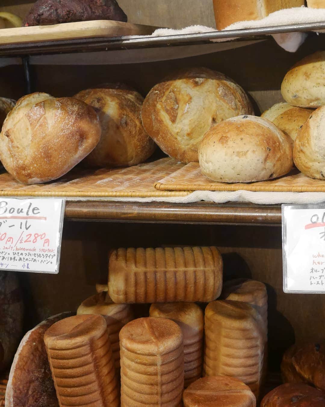 芳美リンさんのインスタグラム写真 - (芳美リンInstagram)「行列のできるパン屋さん、ブレッド&サーカスでお買い物。  パン屋さんで並ぶのはじめてかも。笑 パンラブ♥  バッグは、 @qbag_japan　の☺ 旅に便利なサイズ感。  革シリーズに使える、 10%OFFクーポンです↓ LP8N-WWNW-3JES-5CV8  購入者様限定200名様にに、2枚目に掲載しているバッグのプレゼントあるそうです。  シャツは実はメンズ☺ バッグの色と合ってる✨  @andless_newyork #qbag #プグレ #シャツ #ジーステージ #g-stage #ユニセックス #chao_app #ピアス #roomx601 #roomxaccessory #chao_app#pr #湯河原 #旅したくなるフォト #japantrip #旅行 #travelstagram #旅人 #lynn_trip #旅 #travelme #travel #trip #traveler #トラベラー  #旅好きな人と繋がりたい #travelholics」7月23日 12時29分 - lynn.lynn5