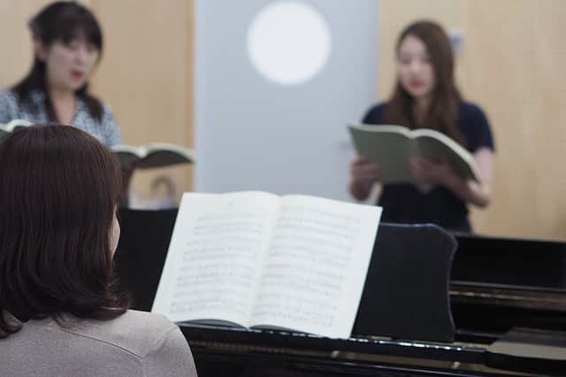 福岡女子短期大学さんのインスタグラム写真 - (福岡女子短期大学Instagram)「@音楽科 こんにちは、福岡女子短期大学です。今日は音楽科1年生科目「声楽」の授業風景をご紹介します。 . 声楽家でもある鶴田智子教授の「声楽」の授業では、声楽の基礎となる呼吸法や発声法を習得し、正確な音程とリズムで課題を表現することを目指しています。 . 発声法の修得に必要な身体の使い方を理解するため、西洋音楽に基礎を置いた発声法を学んでいます。 . 発声法の修得を目指し、意欲的に課題に取り組んでいる姿が印象的でした。 . #福岡女子短期大学 #福女短 #福岡女子短期大学音楽科 #音楽科 #声楽 #歌う #音楽好きな人と繋がりたい #音楽の先生 #音楽療法士の卵 #中学校教諭 #太宰府市 #短大生 #女子大生 #キャンパスライフ #ピアノの先生 #大学生 #福岡の女子短期大学 #授業中 #歌が好き  #真剣 #勉強中 #進路 #歌うことが大好き  #音楽学部 #歌うことが大好き  #勉強ノート #太宰府 #音楽大学 #音大生 #1年生 . ======[ 資料請求 ]====== ． 福岡女子短期大学の資料請求（大学案内など）を無料送付中です。お気軽に申し込みください。 . 子ども学科/健康栄養学科 音楽科/文化教養学科 ． 福岡女子短期大学 住所：福岡県太宰府市五条四丁目16番1号 tel：092-922-4034（代表） 092-922-1491（入試広報課） . ====== ====== ======」7月23日 12時43分 - fukuoka_wjc