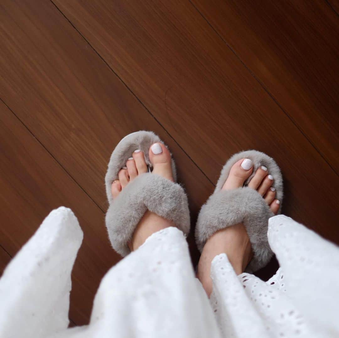 Keikooooooのインスタグラム：「フワフワで気持ちいい。 もういっこ予備に買っておけばよかったな🐘🐏♡ . #スリッパ #zara #zarahome #ザラ #ザラホーム」