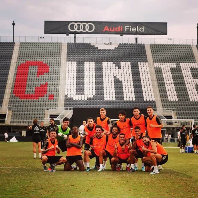 ティボ・クルトゥワのインスタグラム：「Listos para nuestro segundo partido de pretemporada mañana! #HalaMadrid #TC13」