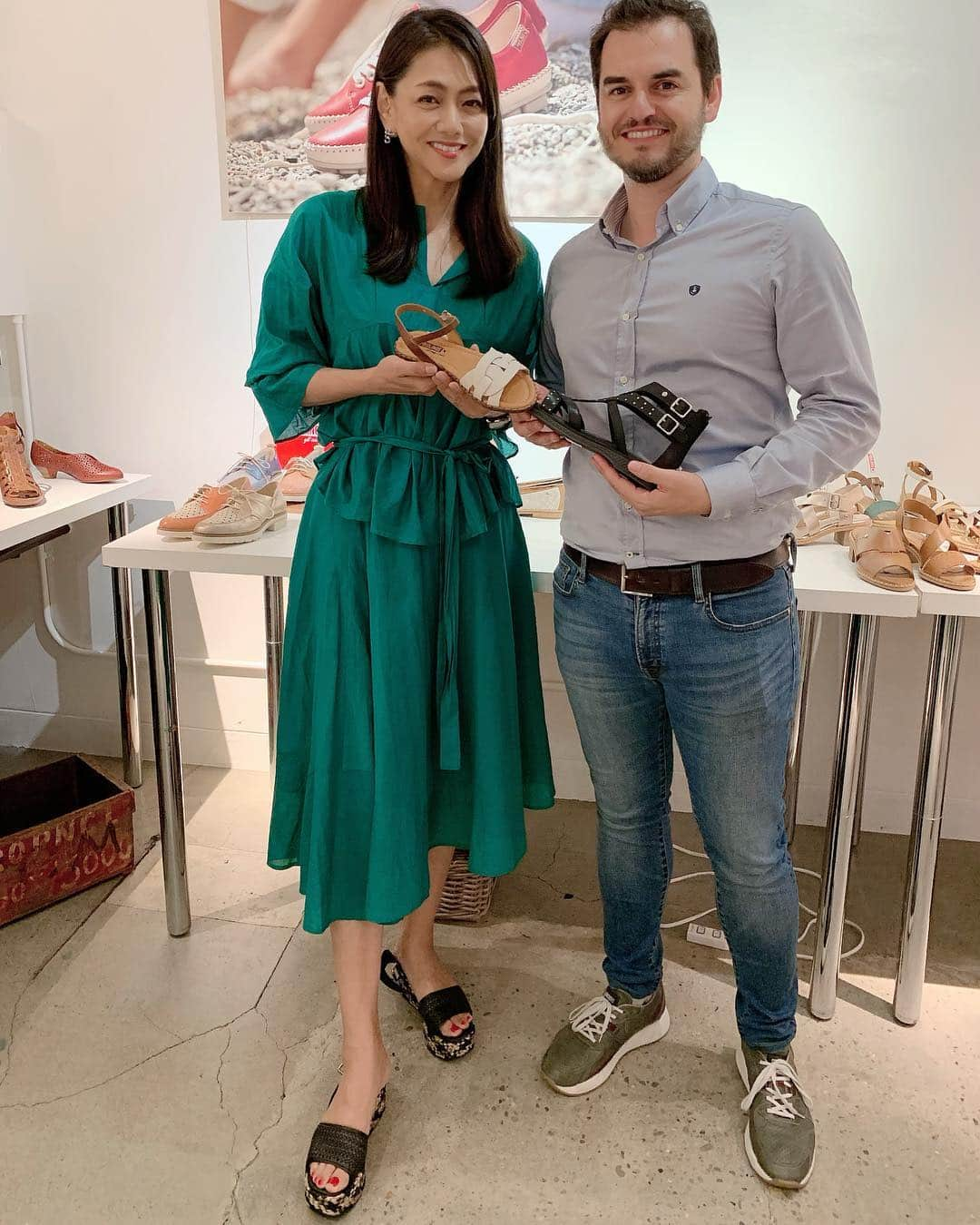 前田典子さんのインスタグラム写真 - (前田典子Instagram)「スペインからホセ ペルナ氏来日  #pikolinos  @pikolinos_shoes  #ふわふわクッション #ナチュラル で #歩きやすい  #マサイのビーズサンダル 可愛かった💚💗💛💙」7月23日 12時40分 - maenorichang