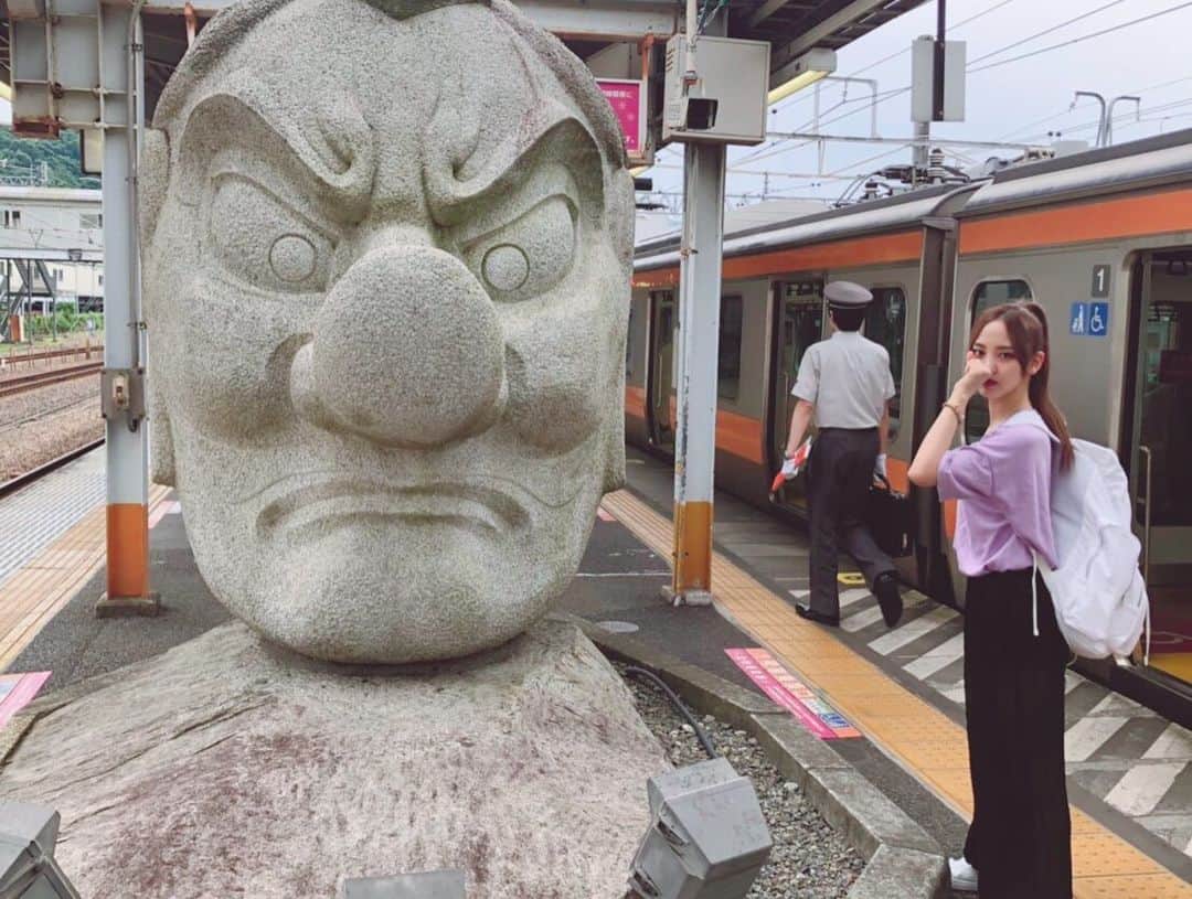 飯窪春菜のインスタグラム：「👺🚞👺 ・ ・ 高尾駅ホームにいる天狗様と👺 ・ 下山した後は京王高尾山温泉 極楽湯に入って新しいTシャツ（エーフィ）に着替えて帰りました〜☺️💜 ・ ・ ・ #高尾山 #山登り #登山  #天狗  #温泉  #京王高尾山温泉  #エーフィ  #ポケモン  #はるなの毎日  #飯窪ってる」