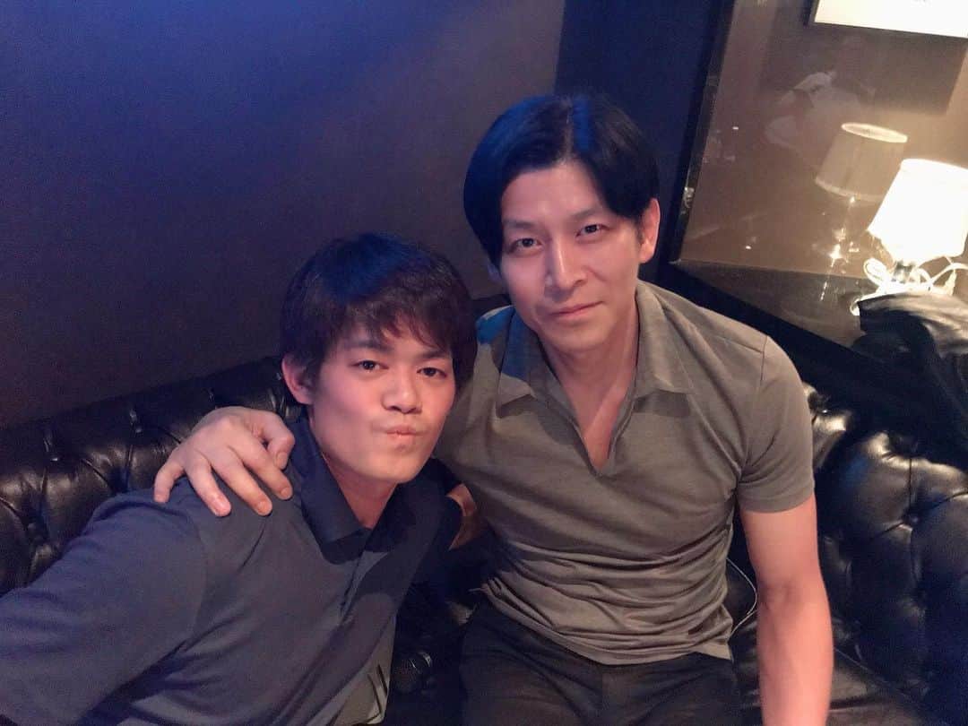 宮上元克のインスタグラム：「小塚崇彦君にご招待頂いてプリンスアイスワールドに。 本当に素晴らしいエンターテインメントでとても刺激になりました。 軽々演技している様に見えるけど大腿四頭筋や大臀筋が物凄くて、やっぱりアスリートなんだなと！ 自分もっとクオリティ上げていかないと... 小塚君いつも本当楽しい人😆 #小塚崇彦」