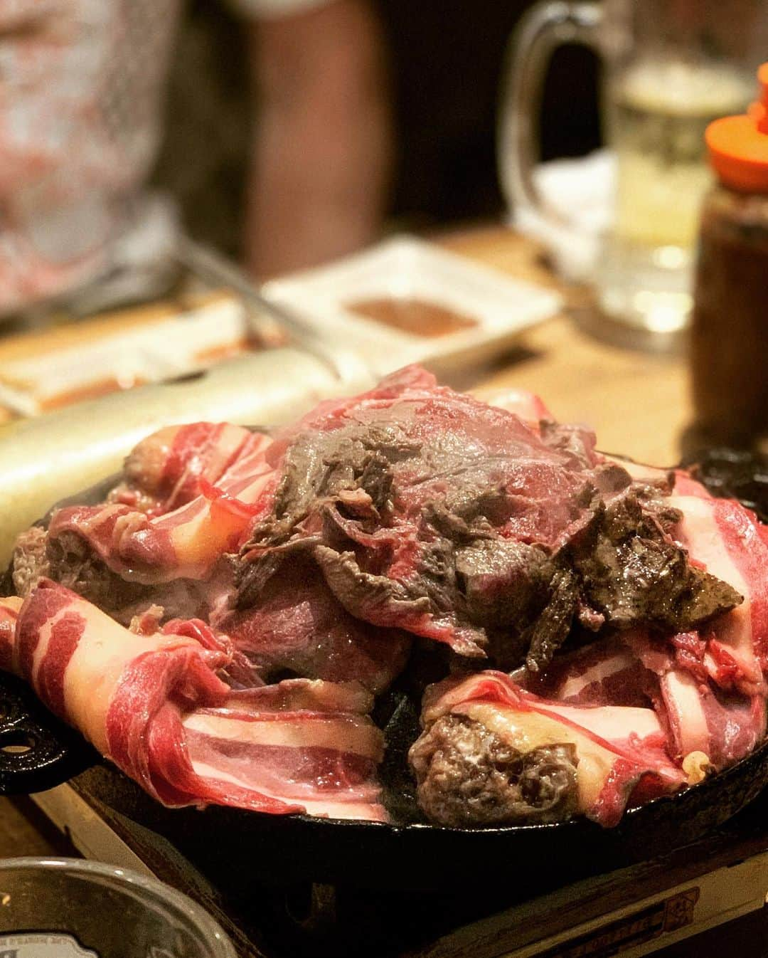 小林唯さんのインスタグラム写真 - (小林唯Instagram)「馬太郎で馬肉食べ放題をした。酒も飲み放題だったのに、食い過ぎたせいか全く酔わなかった。焼き方に関して、異論はあるだろうけど認めない。  家に帰ったら死にかけのタピオカがあった。「ﾀｽｹﾃ.ﾀｽｹﾃ」と喚くやつらゴミ箱にぶち込んで布団に入った。  馬肉の食べ過ぎで精神が高ぶり、全く眠れずようやくウトウトしかけた10時半頃インターホンで目が覚めて、殺すぞと言いながらドアを開けたら新しいコンロが来た。  #馬肉 #馬太郎」7月23日 12時51分 - yui3651