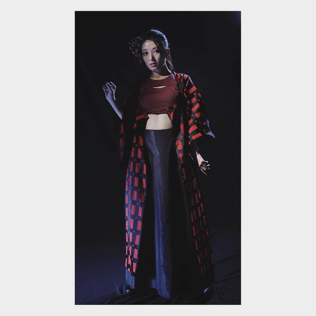 辻井美香さんのインスタグラム写真 - (辻井美香Instagram)「一日一偉人の名言でもやろうか！と思ったけど... これ以上変なヤツって思われても....と思い一日でやめるw まぁ、ヨガをアーサナだけでなく哲学&解剖学まで学ぼうってしてる時点で、十分変わってるヤツだけど🤣笑  #shooting📷 #kimono #japaneseclothes #blackandred  #🇯🇵 #tsujii_yoshika」7月23日 13時01分 - tsujii_yoshika