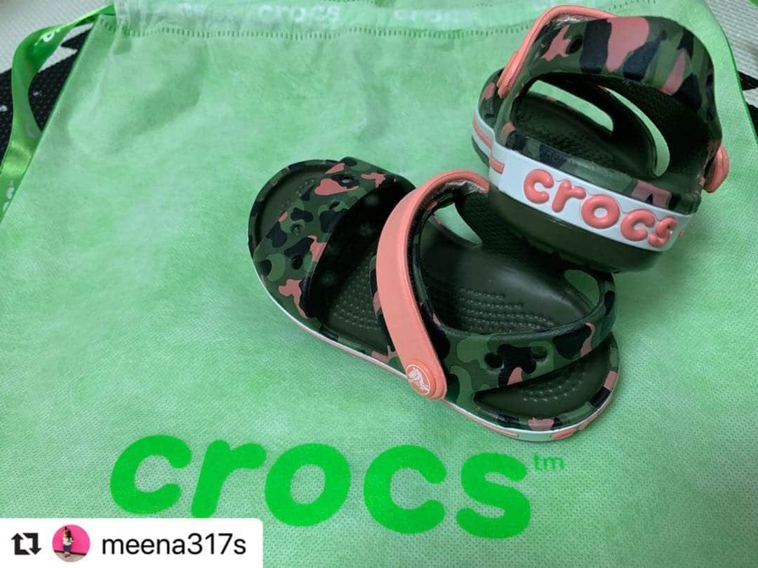 クロックス（crocs）さんのインスタグラム写真 - (クロックス（crocs）Instagram)「#SummerOfCrocs キャンペーンの当選者、 @meena317s さんにプレゼントシューズをお届け🎁💐 ちいさくてかわいい足にぴったり🐣💕 Crocsといっしょに、夏を楽しんでね😻 ----- 🍉毎週1人にCrocsがあたる！プレゼントキャンペーン実施中🍉 Crocsとの素敵な写真を募集中📷 #SummerOfCrocs と #クロックス を付けてシェアしてね😉💕 投稿してくれた方の中から毎週１名様にお好きなCrocs商品をプレゼント！ どしどし応募してね🏄」7月23日 13時09分 - crocsjp
