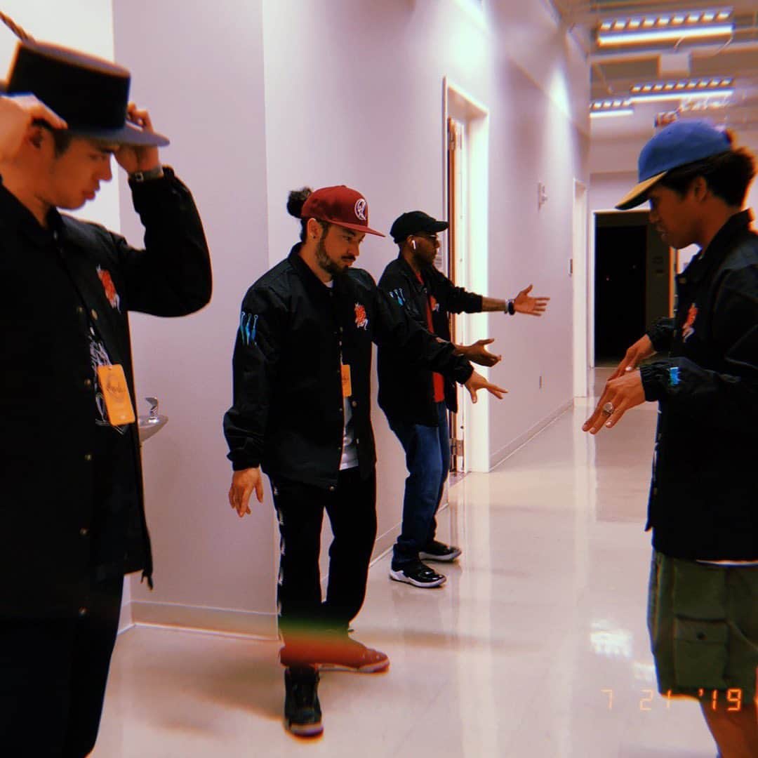 ショーン・エバリストのインスタグラム：「I waited a long time for the moment that took place this weekend @arenadancecomp produced by the @kinjaz 😭 Many dance folks probably don’t know the history but for anyone that does let’s just say, there is much of it here and like myself and @lylebeniga have said before the “History Runs Deep” 🕓 . . . Currently sick at home, my body shut down this morning from all the travels straight into @arenadancecomp but I’m glad it held on till after🙏🏽 . . If you’re reading this know that I’m about to dance nerd out real quick:  First off, this weekend I got to share the stage with my fellow brothers from the @kinjaz @brianpuspos @landowilkins @lylebeniga and long time inspiration of mine @tao_of_beatkunedo 👀 Since the days of Kaboom Squad, Mindtricks & 3muskee this guy has impacted my life even before I truly dove into hip hop culture and it’s dance OG’s. I remember car show days, I somehow got a recording of a Kaboom squad sets, me just a dude from Daly City watching these dance performances were mind blowing for a young kid. It really had a profound impact on my life, I would rewind and playback the videos to try to remember movements. I was young teen who was beginning his dance journey seeing giants, all I wanted was to be them. Gen2 was my family dance crew and our garage would be our laboratory to figure things out. It was like a quest to for me to  find how to get to that level, to show them and our dance peers that we exist and we hope that you see us! Crazy how an art form can help drive ones communication. Where words weren’t enough, movement became my weapon of choice. There is much more to this story but I guess without getting too lengthy, I’m just thankful for last night. Wow...I’m genuinely bursting at the heart seams, my inner dance kid is still in disbelief. Thank you to the @kinjaz 💛 damn, what did I do to deserve such good friends🙇🏻‍♂️🙏🏽 I really do feel lucky to be around your brotherhood. Lastly, I hope I have and will continue to make positive ripples and waves through this dance community, it’s because of people who came before me that I am who I am, I will always honor that. For those of you watching the horizon, you can see the future is bright!!」