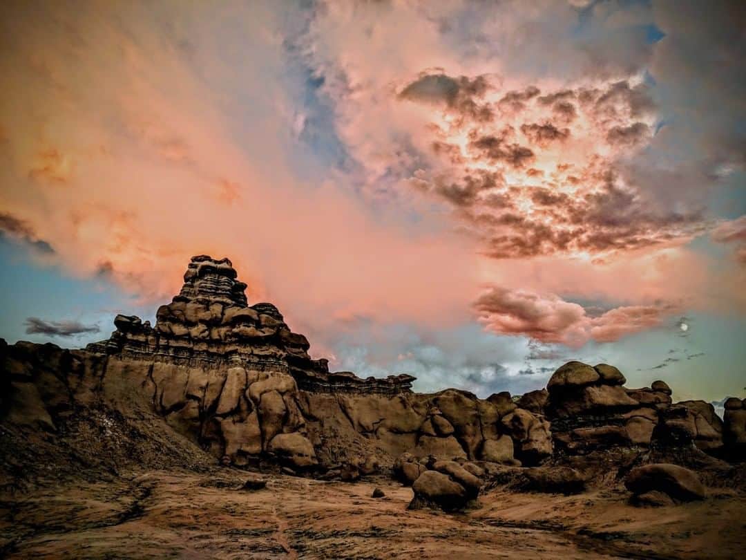 National Geographic Travelさんのインスタグラム写真 - (National Geographic TravelInstagram)「Photo by @amivitale | Goblin Valley is other worldly. The landscape is covered with sandstone goblins and fascinating formations. The park features thousands of hoodoos, referred to locally as goblins, which are formations of mushroom-shaped rock pinnacles, some as tall as several yards. An emblem of the American West, the area around the park lies within the San Rafael Desert on the southeastern edge of the San Rafael Swell, north of the Henry Mountains. Follow @amivitale for more photos from around the world. @thephotosociety @natgeoimagecollection #savenature #utah  #outwest」7月23日 13時03分 - natgeotravel