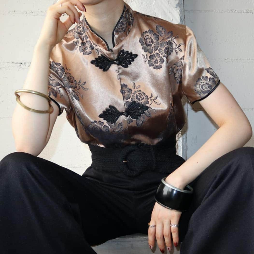 吉祥寺 古着屋 Orfeoのインスタグラム：「Satin China Blouse  #orfeo #kichijoji #tokyo #vintage #used #fashion #coordinate #outfit #オルフェオ #吉祥寺 #東京 #古着 #古着屋 #ヴィンテージ #ユーズド #ファッション #コーディネート  掲載商品のお問い合わせはメールにて承っております。コメント、DMでのお問い合わせは受け付けておりませんのでご了承ください。」