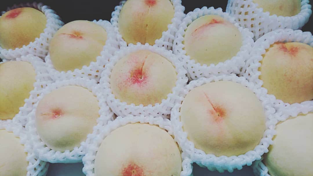 七帆ひかるのインスタグラム：「いい香り✨  フルーツを食べると幸せな気分になりますね。  #桃 #和歌山の桃  #ありがとうございます  いつもコメントありがとうございます。 これからも宜しくお願いします✨」