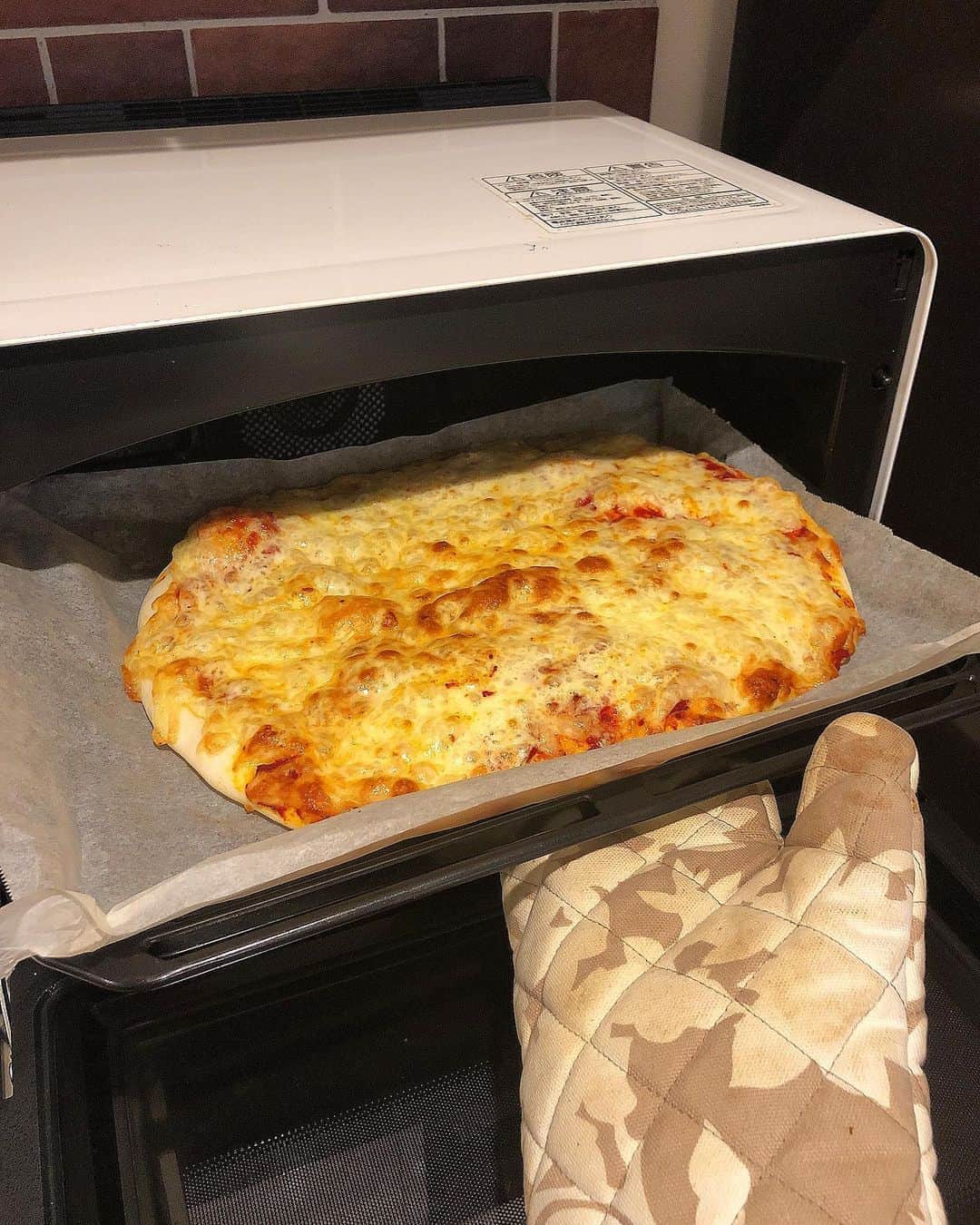 みきママさんのインスタグラム写真 - (みきママInstagram)「【ランチはコストコ風ピザです〜！】. . . . . . . 週1で食べたくなるピザ、コストコ風ができました〜🤤🤤🤤. . . . . . . . わざわざこねてでも食べたくなる美味しさです🤩🤩🤩. . . . . . #コストコピザ #再現 #ランチ #シェパーズパイ #pizza #costco  #lunch」7月23日 13時26分 - mikimama_official
