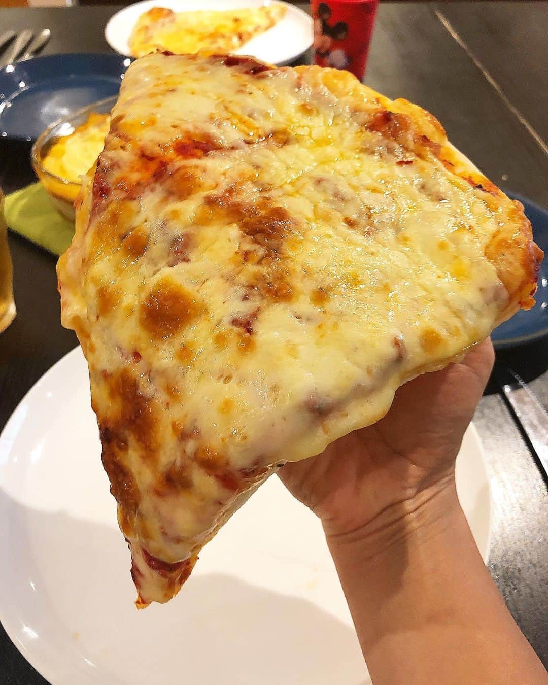みきママさんのインスタグラム写真 - (みきママInstagram)「【ランチはコストコ風ピザです〜！】. . . . . . . 週1で食べたくなるピザ、コストコ風ができました〜🤤🤤🤤. . . . . . . . わざわざこねてでも食べたくなる美味しさです🤩🤩🤩. . . . . . #コストコピザ #再現 #ランチ #シェパーズパイ #pizza #costco  #lunch」7月23日 13時26分 - mikimama_official
