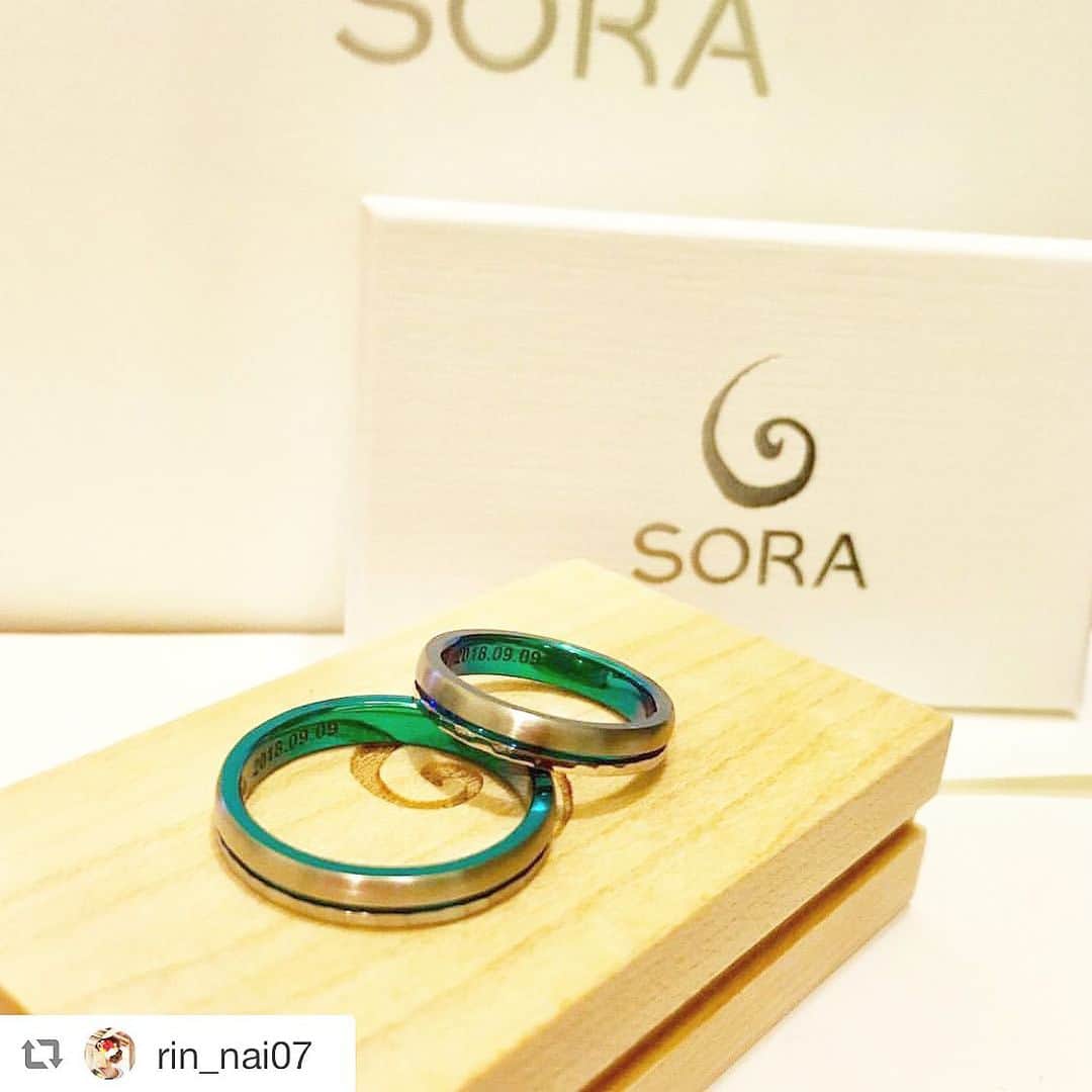 SORA ≪SORA表参道の公式アカウント≫のインスタグラム：「. @sora_omotesando をフォローして、ぜひ『 #結婚指輪sora 』のハッシュタグを入れてお写真を投稿してください＊* . こちらのお写真は @rin_nai07 さまからリグラムさせていただきます♪ . ･:*+.･:*+.･:*+.･:*+.･:*+.･:*･: 待ちわびた結婚指輪が届きました😍 嬉しすぎてつける前に沢山写真を撮った中からの厳選3枚📷 旦那と私の名前と結婚記念日を刻印してもらいました。 素敵な指輪をありがとうございます❗️ ･:*+.･:*+.･:*+.･:*+.･:*+.･:*･: . #結婚指輪 #婚約指輪 #表参道 #金属アレルギー #金属アレルギー対応 #レアメタル #鍛造  #手作り #手作り指輪 #マリッジリング #エンゲージリング #ブライダル #ウェディング #プレ花嫁 #クリエィティブ #デザイン #個性的 #bridal #wedding #jewelry #ring #weddingring #creative #design #japaneseart #madeinjapan  #サムシングブルー」