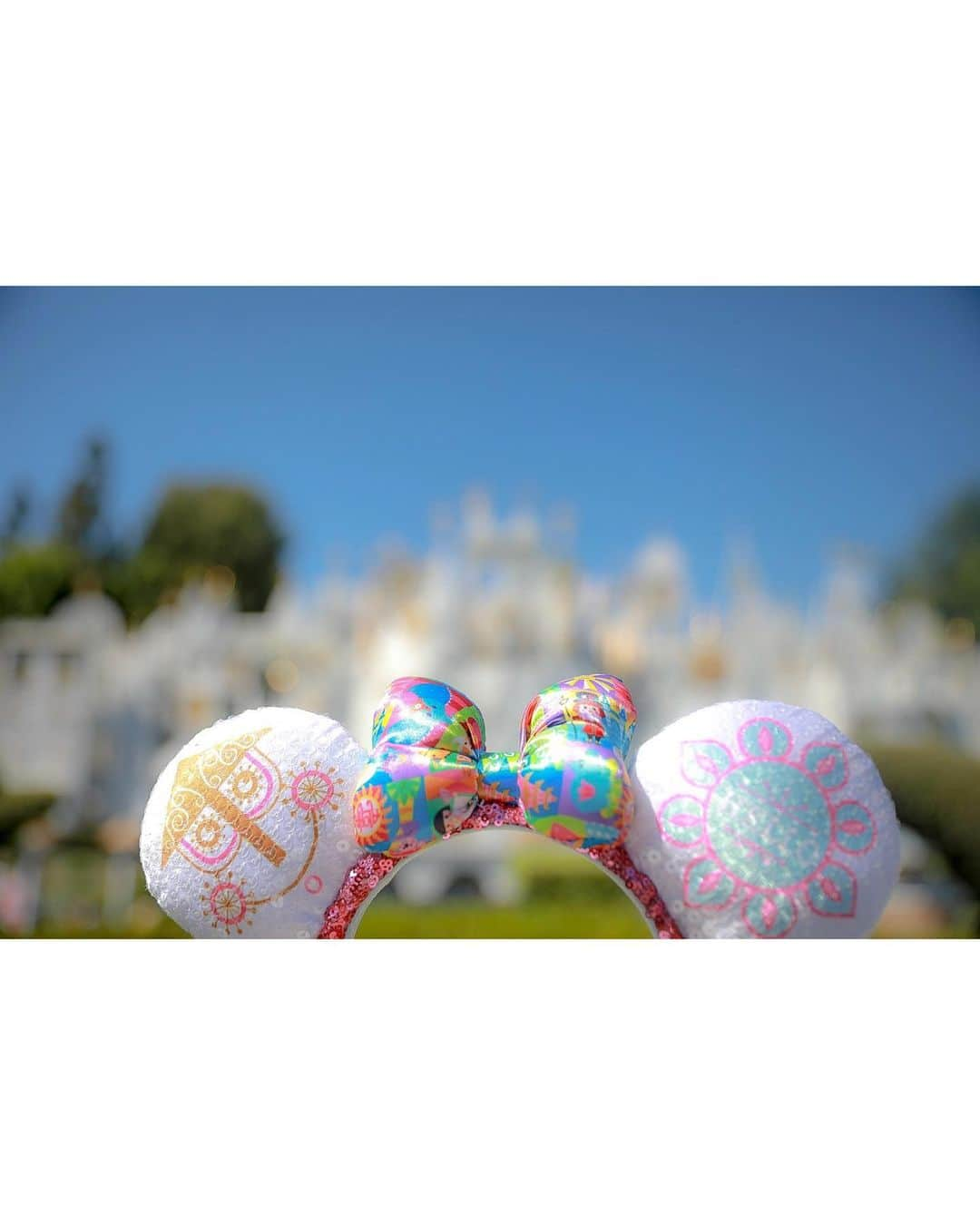 朝風れいさんのインスタグラム写真 - (朝風れいInstagram)「Disneyland, Anaheim🌴🏰🌴 ・ ・ ✨it's a small world✨ ・ ・ 日本ではカラフルなスモールワールドですが、カリフォルニアのは真っ白😍 こちらが本場なのに、カラフルな外装に見慣れてるから、とても新鮮！ ボート乗り場も外なんだよ！可愛いー（๑⃙⃘ˊ꒳​ˋ๑⃙⃘） ・ ・ そして、スモワのミニーちゃんのお耳、可愛すぎる(*´▽`*)❀ 1.2枚目、この写真撮るの、憧れてた🤤♡♡♡ ・ ・ ・ #itsasmallworld #イッツアスモールワールド #anaheim #california #la #losangeles #anaheimdisney #disneylandcalifornia #disneyland #magickingdom #californiaadventure #アナハイム #カリフォルニア #ディズニーランド #アナハイムディズニー #カリフォルニアアドベンチャー #ilovedisney #disneygram#disneyinsta #canon #eos5dmarkiv #eos5dmark4  #ディズニーカメラ隊」7月23日 13時21分 - rei.wd