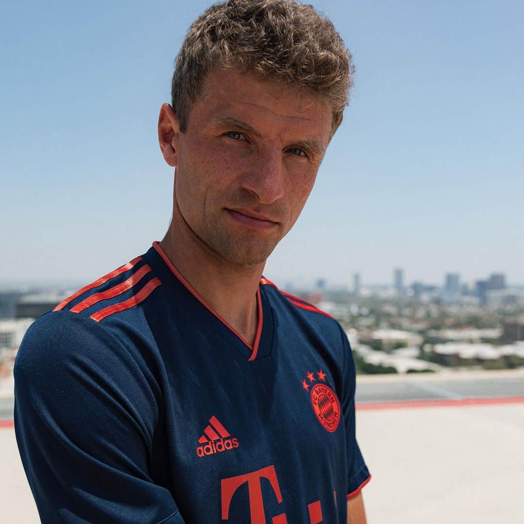 トーマス・ミュラーのインスタグラム：「Watch out 🚨style is in the air👕🤙🏼😎our new @adidasfootball 3rd kit is out , too!! Thoughts? #daretocreate #miasanmia #daskannmansogarzumweggehentragen #geilerkickstiefel  ANZEIGE」