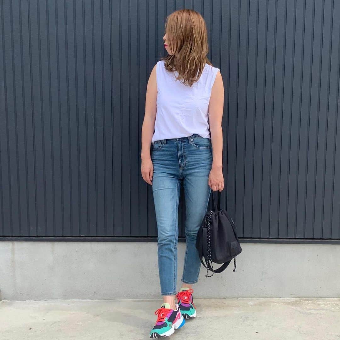 ryuu79hinaのインスタグラム：「#outfit ・ ・ 全身バージョン‪⸜❤︎⸝‬ ・ ・ ━━━━━━━━━━━━━━━━━━━━ #アディダスファルコン#アディダス#アディダスコーデ#スニーカー女子#スニーカー女子#local#mineby3mootd#コーデ記録#ママコーデ#シンプルコーデ#カジュアルコーデ#コーデ#プチプラコーデ#オシャレ好き #데일리룩#데일리룩코디#패션#오오티디#아웃핏#코디#옷#패션스타그램#옷스타그램#코디스타그램#좋아요#좋아요환영#인스타그램」