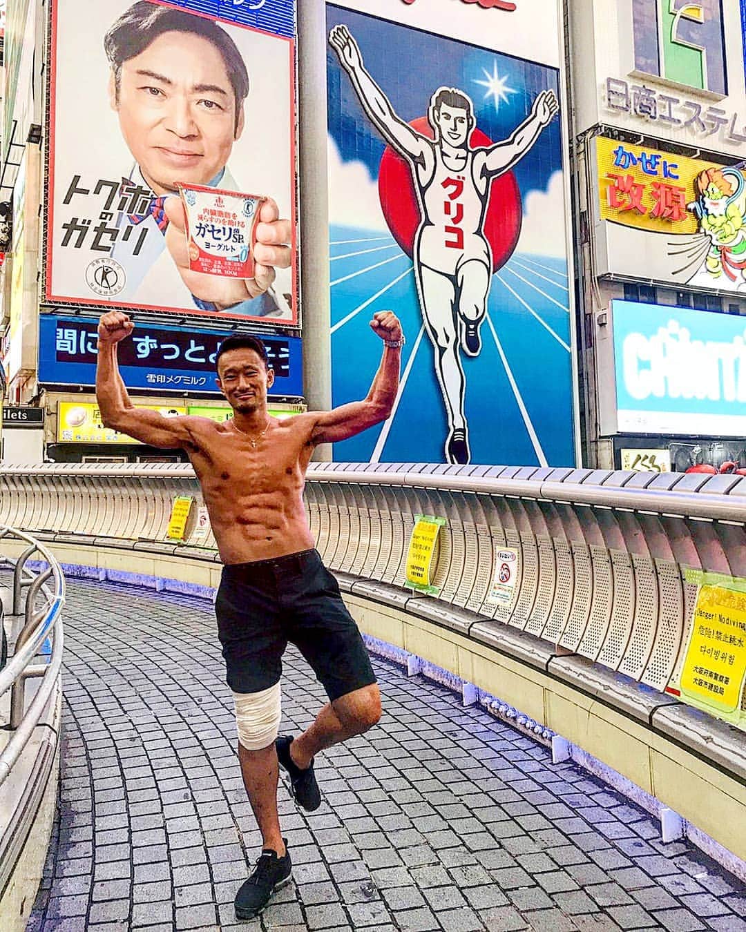 梅野源治のインスタグラム：「ラーメン・たこ焼き・お好み焼き・串カツをハシゴして食べたけど身体はこの通りw #大阪ありがとう #東京に帰ります」