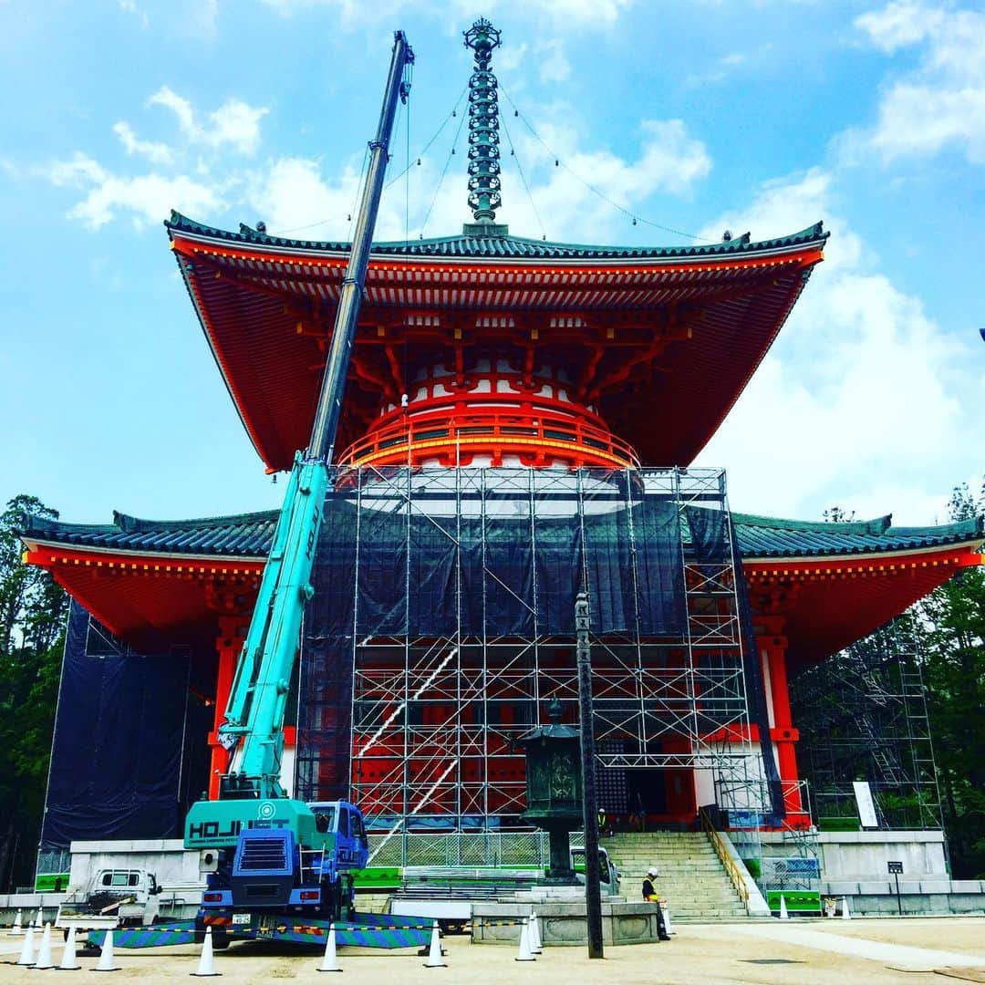 渋谷慶一郎のインスタグラム：「Under construction. 工事中の高野山 伽藍。これはこれで面白い。」