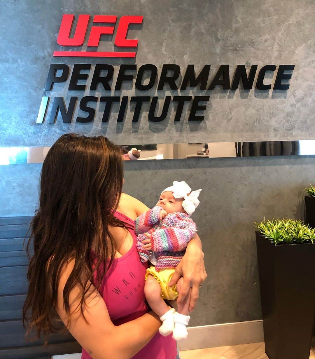 マッケンジー・ダーンのインスタグラム：「Com a família aqui no instituto do @ufc | with my family at the @ufcpi 💪🏼👌🏼🙏🏼👊🏼」