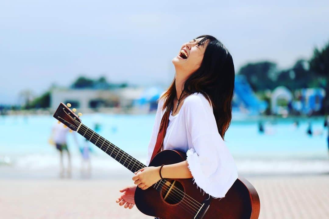 井手大介のインスタグラム：「大磯パトロール！！！ 今日のオンエアー後にライブを披露してくれたのが本日のゲストのMiyuuちゃん。爽やかな歌声を披露してくれた後にキャッチに成功！アウトドアを愛する彼女はどこでも寝られるそうだ。サーフィンに行く時に前乗りして車中泊が得意。最近はソロテントを手に入れて更にどこでも寝られるようになったらしい。キャンプも大好き、ギターを担いで山歩きもする。おっと、こうなったらザバーンにリクルートするしかないじゃないか！  使用撮影機材 カメラ Canon EOS6DMarkII レンズ Canon EF100mmマクロF2.8L USM #oiso847 #fmyokohama #大磯ロングビーチ #大磯パトロール #catchofsummer #miyuu」
