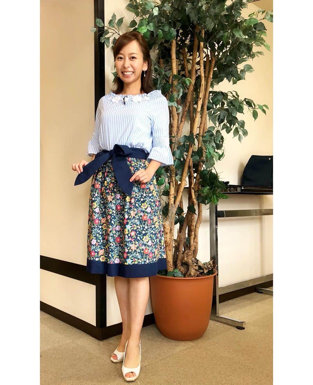 菊池良子さんのインスタグラム写真 - (菊池良子Instagram)「爽やかなブルー👚  30代は遠慮しがちな花柄のスカートですが紺色がベースなので自信を持って着られます⭐︎ 足をきれいに見せてくれる天才パンプス✨是非衣装にも注目してテレビを見てもらえると嬉しいです😊  #衣装 #今日のコーデ #スタイリストコーデ #アナウンサーファッション  #トップス #スカート #ディアプリンセス #dearprincess @dearprincess9178  #パンプス #ダイアナ #diana @dianashoespress #ダイアナ #アクセサリー #イヤリング #abiste @abiste_official  #fashion #codenate #announcer #stylist #bs日テレ #汐留tv #instafashion #ootd #ootdfashion」7月23日 13時56分 - kikuryo627happy