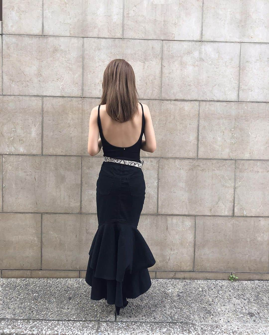 梯真奈美さんのインスタグラム写真 - (梯真奈美Instagram)「夏のブラックコーデ、すき♡ 大胆に開いたback style🤤 こうゆうのほんと大好物♡ ポイントでランポーニスタッズがついてるの♡  程よい透け感がセンシュアルなカーデはパールボタンと袖のフリルがポイント♡ シャリ感のあるラメ糸がキラキラして可愛いよ♡ カラバリも豊富なのです🥰 TOPのURLからチェックしてくださいね💃🏼 #ブラックコーデ #black #fashion #outfit #eimy #eimyistoire」7月23日 13時58分 - official_manami