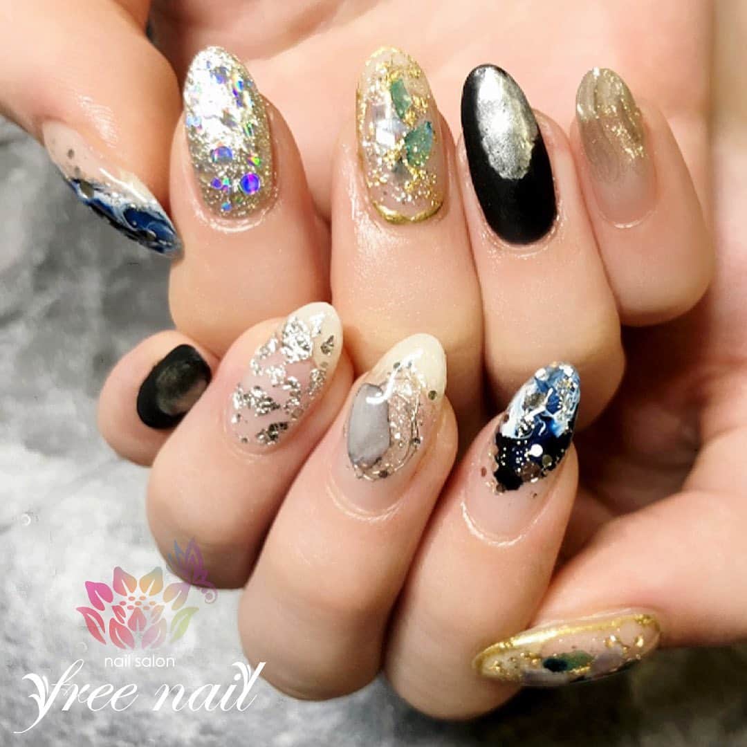 free nail フリーネイルのインスタグラム：「. お客様ネイル💅🏻🐝✨ . アシンメトリーネイル🖤💙✨ . 大人のアースメタリック🌏✨ . ご来店ありがとうございました🙇🏻‍♀️🙇🏻‍♀️🙇🏻‍♀️💗 . #ネイル #フリーネイル #ネイルアート #ジェルネイル #ネイルサロン #大阪ネイルサロン #ネイルデザイン #ネイルチェンジ #アシンメトリーネイル #シェルネイル #メタリックネイル #グリッターネイル #ギラギラネイル #アースカラーネイル #クリアネイル #デザインネイル #シンプルネイル #トレンドネイル #大人ネイル #夏ネイル #美甲 #日式美甲 #summernails #nailsart #nailsalon #nailsdid #newnails #newnail #freenail」