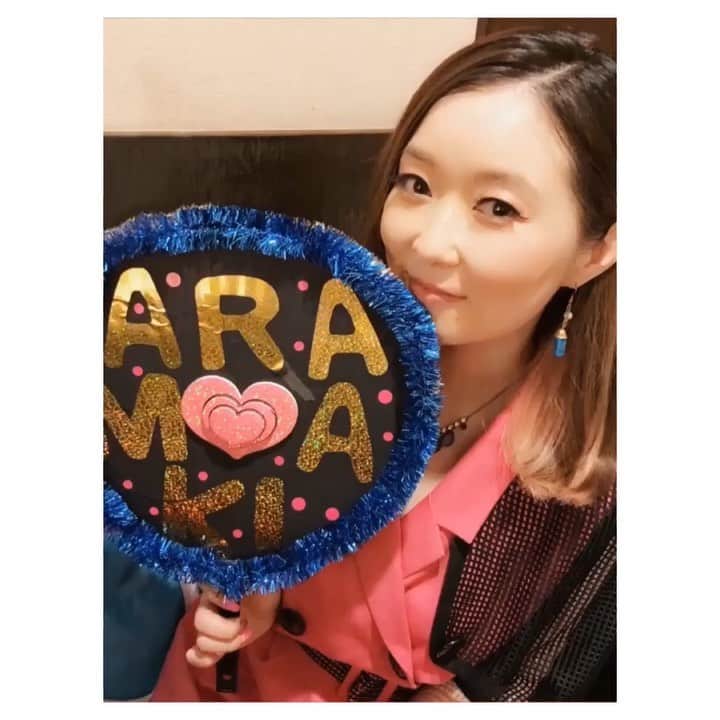 荒牧陽子のインスタグラム：「2019.7.20  北見ぼんちまつり②﻿ ┈︎┈︎┈︎┈︎┈︎┈︎┈︎┈︎┈︎┈︎┈︎┈︎﻿ この素敵なうちわを作って下さったのは﻿ なんと市議さんだそうです😳﻿ ﻿ プレゼントもらうこと自体﻿ 🥺✨てなるのに﻿ ﻿ 今までも﻿ うちわ作ってくれたり﻿ マキタソトレーナー作ってくれたり﻿ 似顔絵書いてくれたり﻿ 凄いよね、凄いことだよ。﻿ 未だに不思議な気持ち🥺✨﻿ ﻿ 皆さんいつも、ありがとう‼︎﻿ ┈︎┈︎┈︎┈︎┈︎┈︎┈︎┈︎┈︎┈︎┈︎┈︎﻿ #北見ぼんちまつり﻿ #ありがとうございました😊﻿ #荒牧陽子﻿ #うちわ﻿ #是非イベントやライブで生歌を聴きに来てください…！﻿ #今月30日は埼玉でディナーショーありますよー！﻿ #前回の動画は何の曲かわかりましたか？」