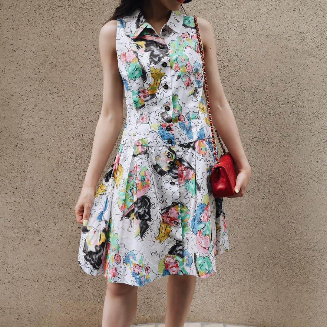 Vintage Brand Boutique AMOREさんのインスタグラム写真 - (Vintage Brand Boutique AMOREInstagram)「Vintage Chanel watercolor Mademoiselle print cotton dress. Size 40. ▶︎Free Shipping Worldwide✈️ ≫≫≫ DM for more information 📩 info@amorevintagetokyo.com #AMOREvintage #AMORETOKYO #tokyo #Omotesando #Aoyama #harajuku #vintage #vintageshop #ヴィンテージ #ヴィンテージショップ #アモーレ #アモーレトーキョー #表参道 #青山 #原宿#東京 #chanel #chanelvintage #vintagechanel #ヴィンテージ #シャネル #ヴィンテージシャネル #amorewardrobe #アモーレワードローブ」7月23日 14時11分 - amore_tokyo