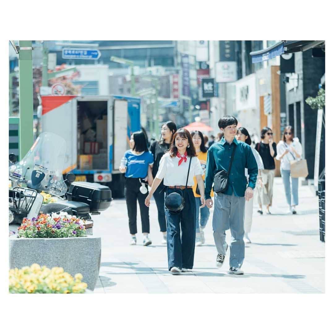 JR九州高速船株式会社のインスタグラム：「. 日本と同じ?ちょっと違う。 あっちをキョロキョロ、 見るだけでも楽しいね。 . . . #釜山デート . . Photo: @shintaroyamanaka_photo . . . . #街歩き #海外旅行 #デート #カップル #韓国 #韓国旅行 #旅行 #船 #釜山#プサン #JR #JR九州 #ビートル #JR九州高速船  #BEETLEBUSANBOOK #BBB」