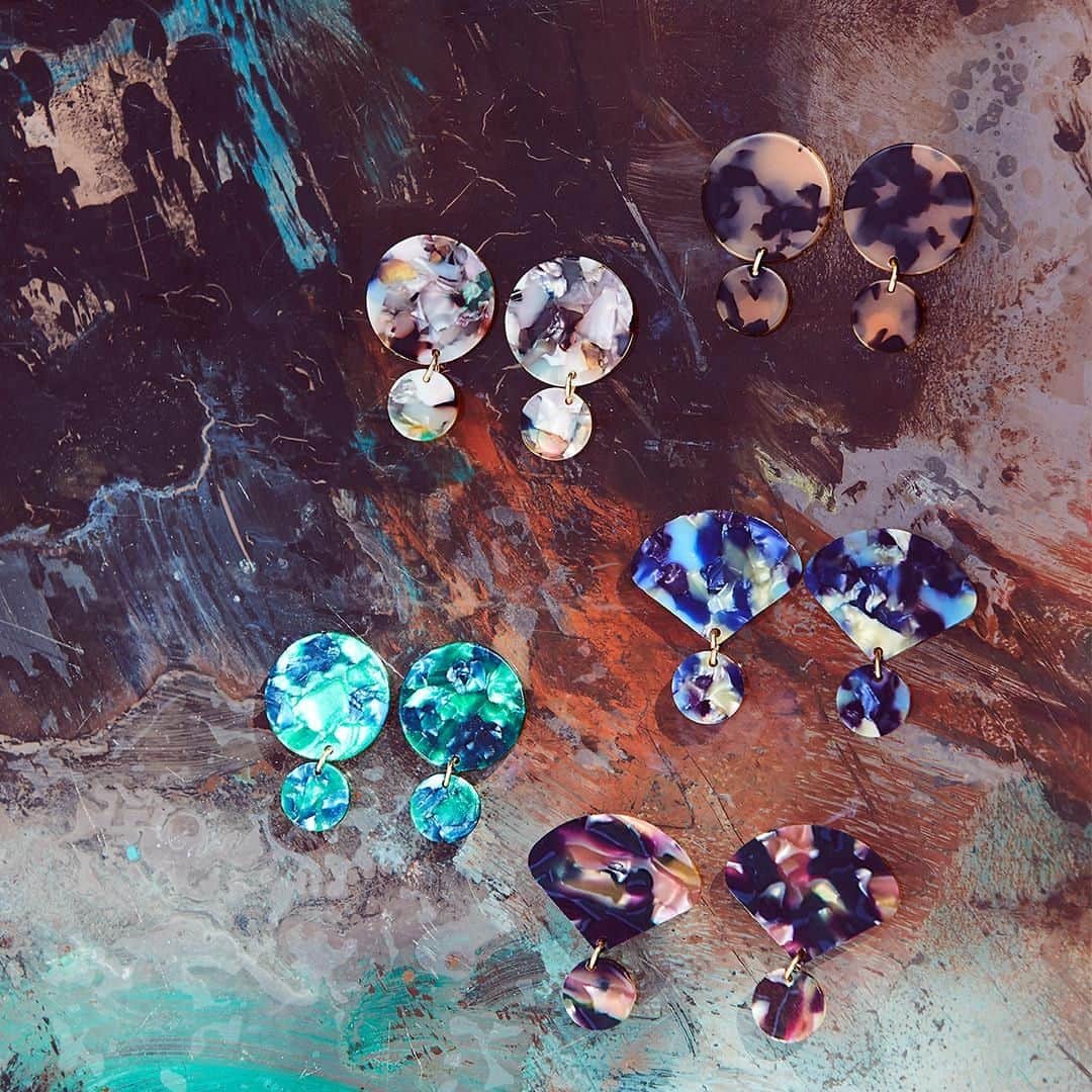 アクセサライズのインスタグラム：「Mottled resin across retro 70's shapes? YES! Say hello to our new-in earrings. Get your hands on them now and strut through a stylish summer. Tap the link in our bio to shop. #Accessorizer #SummerStyle」