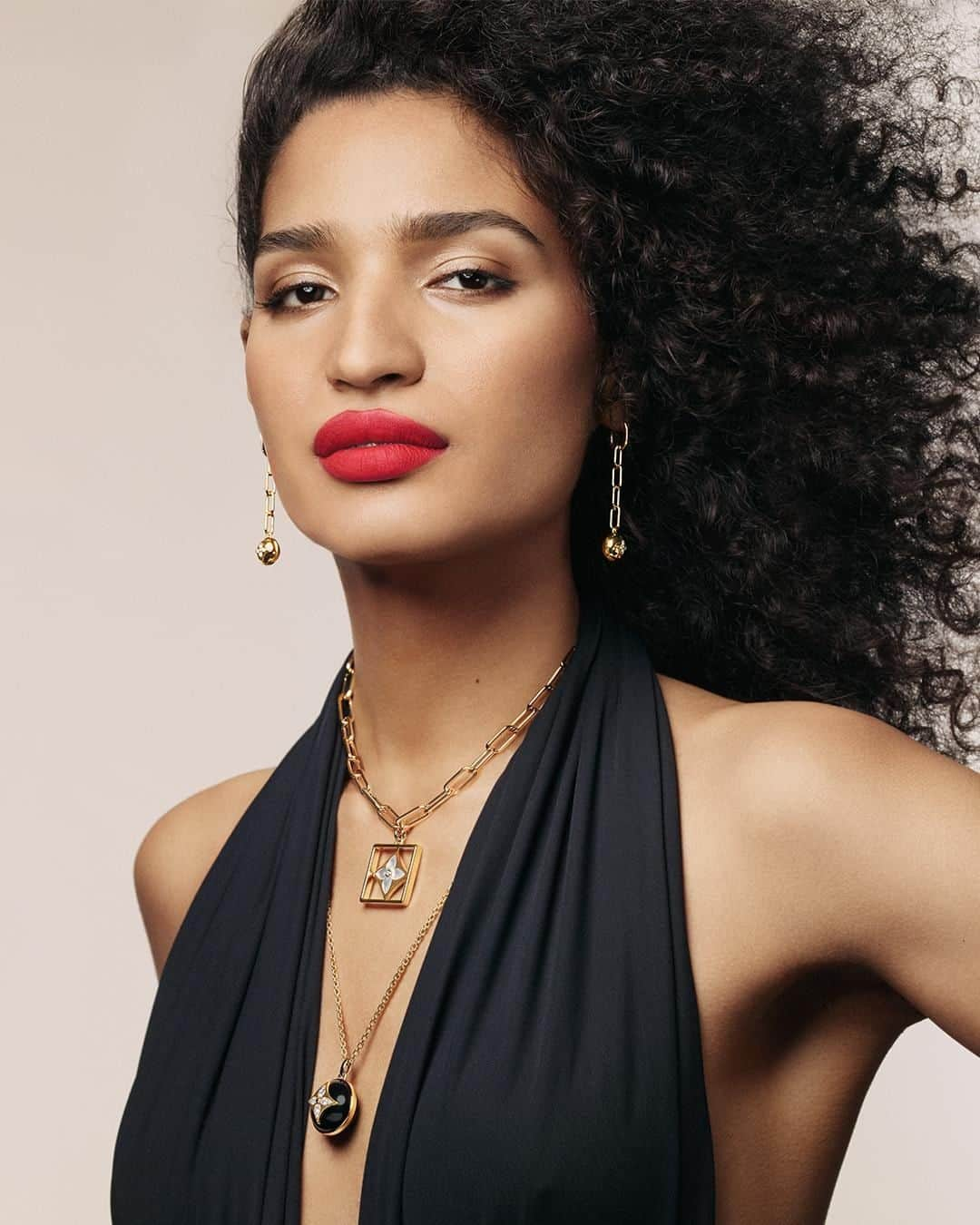 ルイ・ヴィトンさんのインスタグラム写真 - (ルイ・ヴィトンInstagram)「Be different, be brave, be you. #IndyaMoore wears #LVBBlossom earrings and necklaces. Find #LouisVuitton’s latest Fine Jewelry Collection via link in bio.」7月23日 23時38分 - louisvuitton