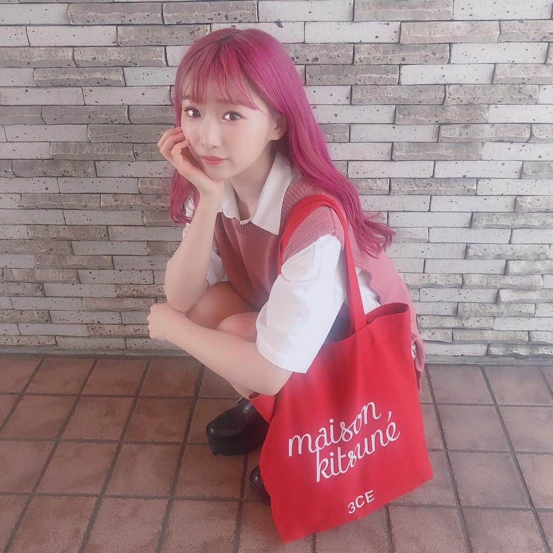 のインスタグラム：「🎀 韓国ファッションすきぴ☺️🇰🇷💕 韓国行きたいな〜🥺✊🏻 ・ ・ ・ ・  #韓国ファッション #韓国 #韓国購入品 #韓国コーデ #ファッション #ファッションコーデ #ファッション大好き #おしゃれ #おしゃれ好き #メゾンキツネ #スリーシーイー #制服風コーデ #インスタ映え #フォトジェニック #女子力向上委員会 #ピンクヘアー #ピンクヘア #ピンクヘアカラー #コーデ #コーデ記録 #ゆり丸コーデ #アイドル #ピンク好き #ピンクコーデ #ピンクカラー #ゆり丸コーデ #ゆり丸 #アイドル」