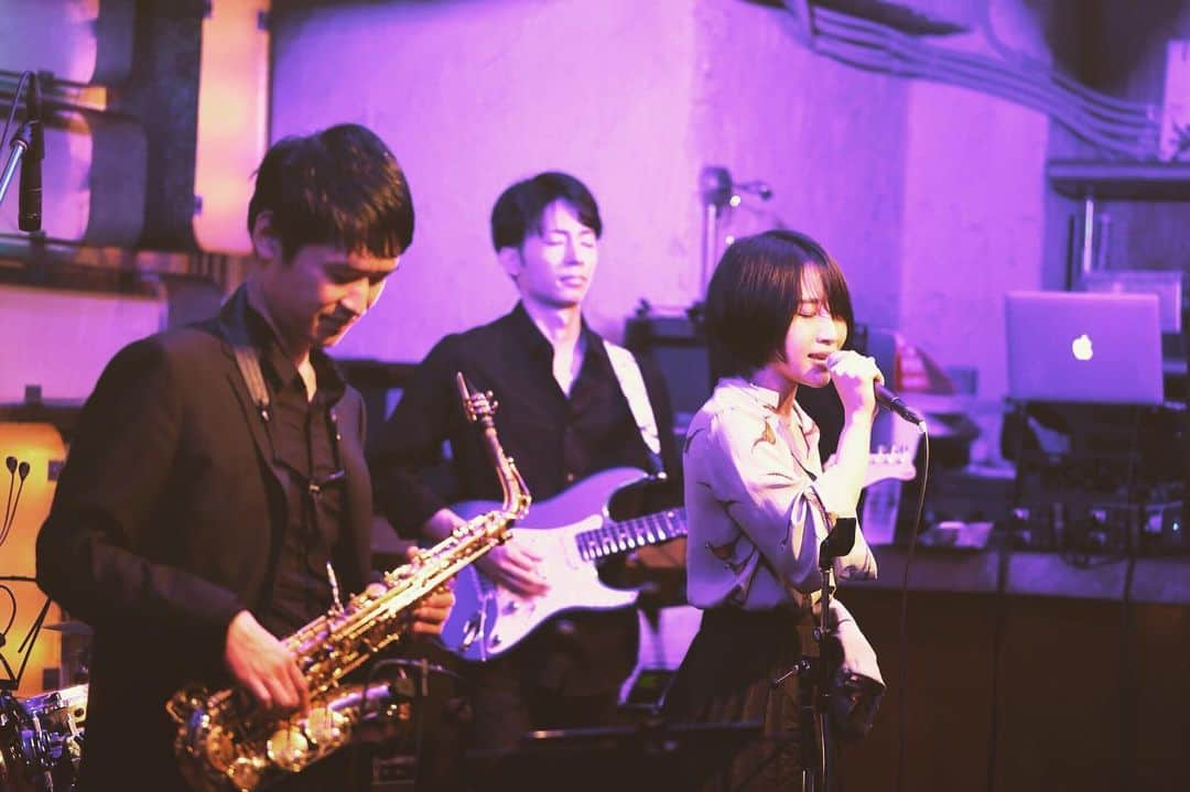 mikerr（ミカ）さんのインスタグラム写真 - (mikerr（ミカ）Instagram)「🎷 SOYTOWN×mikerr 「素直にkiss」聴いてほしいな。 あの頃、夢中で朝日を想って書きました。そして、MOJUくんが曲を作ってくれました。そして、SOYTOWNが演奏してくれました。一緒につくりました。この曲がどうか、あなた様へ届きますように。 . #music #live #grapefruitmoon #thankyou #love #sunaonikiss」7月23日 23時36分 - mikerr_33