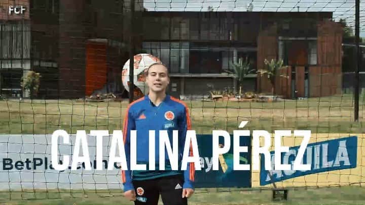 サッカー コロンビア代表チームのインスタグラム：「Ella es @catperezj una de las tres arqueras que cuidarán el arco colombiano en los Panamericanos 🧤✋🏼🤚🏼 #CorazónDeGuerreras」