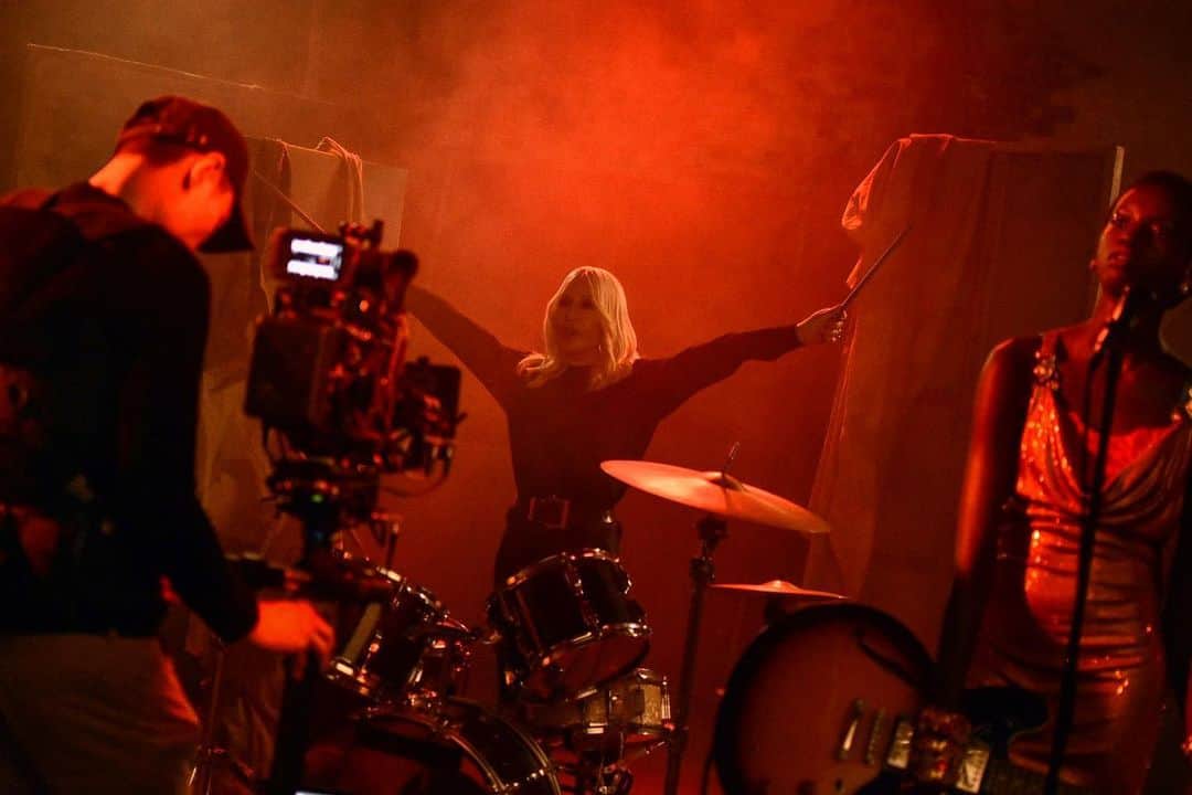 ドナテラ・ヴェルサーチさんのインスタグラム写真 - (ドナテラ・ヴェルサーチInstagram)「Who'd knew I am a natural drummer! 😉 #VersaceFW19 Campaign #bts ❤️」7月23日 23時47分 - donatella_versace