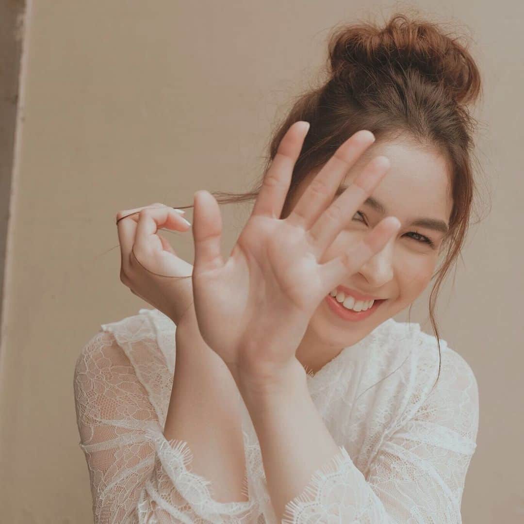 ジュリア バレットのインスタグラム：「Hi @shairaluna 🌹 Already looking forward to our next shoot! ✨」