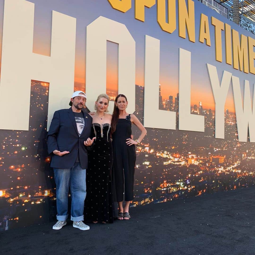 ケヴィン・スミスのインスタグラム：「Having a kid is an expensive proposition - but after getting me and @jenschwalbach into the @onceinhollywood premiere at the @chinesetheatres, my kid is starting to pay off! I’ve been a big fan of #quentintarantino since before I was a Dad, so this was all a bit surreal. As a child of the 70’s, the Manson Family was the yardstick by which terror was measured: psychotic home invaders led from afar by a bloodthirsty madman. Hence @harleyquinnsmith as a circa-1969 member of the Manson Family was just beyond nuts for me to see! The movie rocked, we were crazy proud of the Kid, the popcorn was free, Jen looked absolutely stunning, and it was such a big night for our family, I even wore pants! #KevinSmith #harleyquinnsmith #jenniferschwalbach #hollywood #premiere #onceuponatimeinhollywood #tclchinesetheatre」