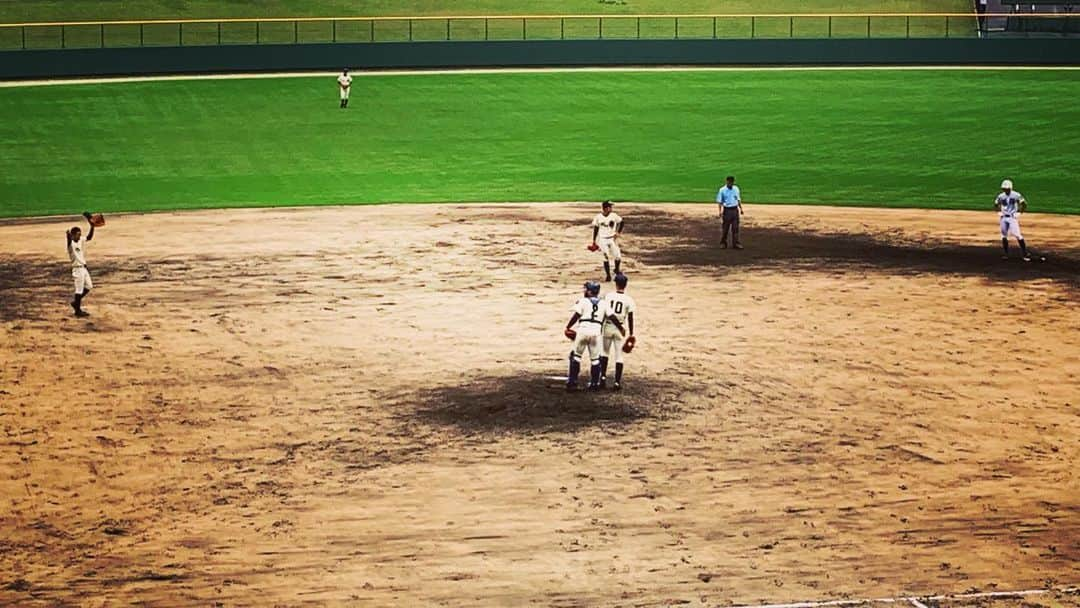 上杉あずささんのインスタグラム写真 - (上杉あずさInstagram)「. #第101回全国高等学校野球選手権大会 #高校野球 #福岡大会 先日 #光陵グリーンパーク に見に行ってきました！ #筑陽学園 VS #九産大九州 九産大九州は先発の野田くんが9回裏一死までこのまま完封するんじゃないかという見事なピッチングを見せていました。 . しかし、選抜ベスト8の筑陽学園はこのまま負けてたまるか！という貫禄を見せ、逆転サヨナラ勝利！鳥肌止まらんかった･･･！！ 西舘くんが、マウンドで一瞬ガクッと崩れ落ちたり、筑陽チャンスでも九州がしっかり抑えたり、正直、九州がこのまま勝ち抜くと思っていたゲームでした。多少の焦りも見えましたが、マウンドに集まる筑陽ナインはいつも笑顔。白い歯(マウスピース？笑)がスタンドからも見えました。それも強さなのかな。最後は中村敢晴くんがサヨナラタイムリー！まだ夏は終わってないけど生観戦した中で今年イチバンの試合でした。 . 九州は負けてしまったけど、本当に素晴らしかった！昨夏の悔しさを晴らす夏、たくましかった。また夏の悔しさを経験したかもしれないけど、野田くんは2年生ということで、来年リベンジして欲しい。本当にお疲れ様でした！ . 筑陽学園、このままの勢いで頂点まで行くのか！福岡から全国で勝ち上がれるチームの筆頭だと思うので、そういう意味でも福岡大会、どうなっていくのか注目です！楽しみ。 今年も結構、仕事の合間に高校野球観戦を楽しんでリフレッシュ出来てます☺️⚾️青春を感じて、若く元気に私も頑張る！！！！！ #fukuoka #highschool #baseball #championship #kokoyakyu #japan #culture #甲子園 #高校 #野球 #夏 #代表」7月23日 23時49分 - azumacks