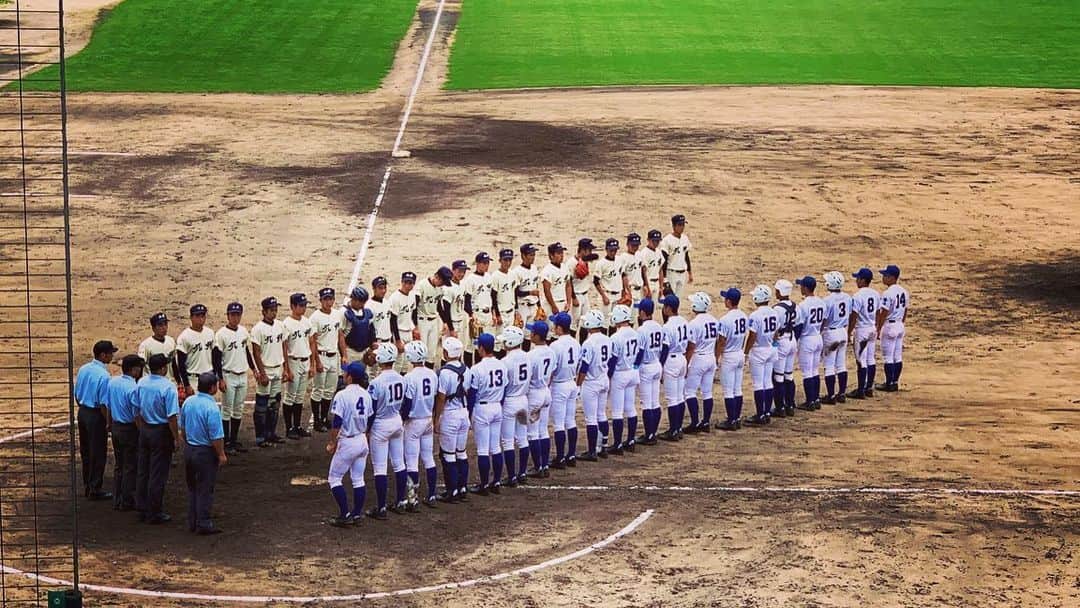 上杉あずさのインスタグラム：「. #第101回全国高等学校野球選手権大会 #高校野球 #福岡大会 先日 #光陵グリーンパーク に見に行ってきました！ #筑陽学園 VS #九産大九州 九産大九州は先発の野田くんが9回裏一死までこのまま完封するんじゃないかという見事なピッチングを見せていました。 . しかし、選抜ベスト8の筑陽学園はこのまま負けてたまるか！という貫禄を見せ、逆転サヨナラ勝利！鳥肌止まらんかった･･･！！ 西舘くんが、マウンドで一瞬ガクッと崩れ落ちたり、筑陽チャンスでも九州がしっかり抑えたり、正直、九州がこのまま勝ち抜くと思っていたゲームでした。多少の焦りも見えましたが、マウンドに集まる筑陽ナインはいつも笑顔。白い歯(マウスピース？笑)がスタンドからも見えました。それも強さなのかな。最後は中村敢晴くんがサヨナラタイムリー！まだ夏は終わってないけど生観戦した中で今年イチバンの試合でした。 . 九州は負けてしまったけど、本当に素晴らしかった！昨夏の悔しさを晴らす夏、たくましかった。また夏の悔しさを経験したかもしれないけど、野田くんは2年生ということで、来年リベンジして欲しい。本当にお疲れ様でした！ . 筑陽学園、このままの勢いで頂点まで行くのか！福岡から全国で勝ち上がれるチームの筆頭だと思うので、そういう意味でも福岡大会、どうなっていくのか注目です！楽しみ。 今年も結構、仕事の合間に高校野球観戦を楽しんでリフレッシュ出来てます☺️⚾️青春を感じて、若く元気に私も頑張る！！！！！ #fukuoka #highschool #baseball #championship #kokoyakyu #japan #culture #甲子園 #高校 #野球 #夏 #代表」