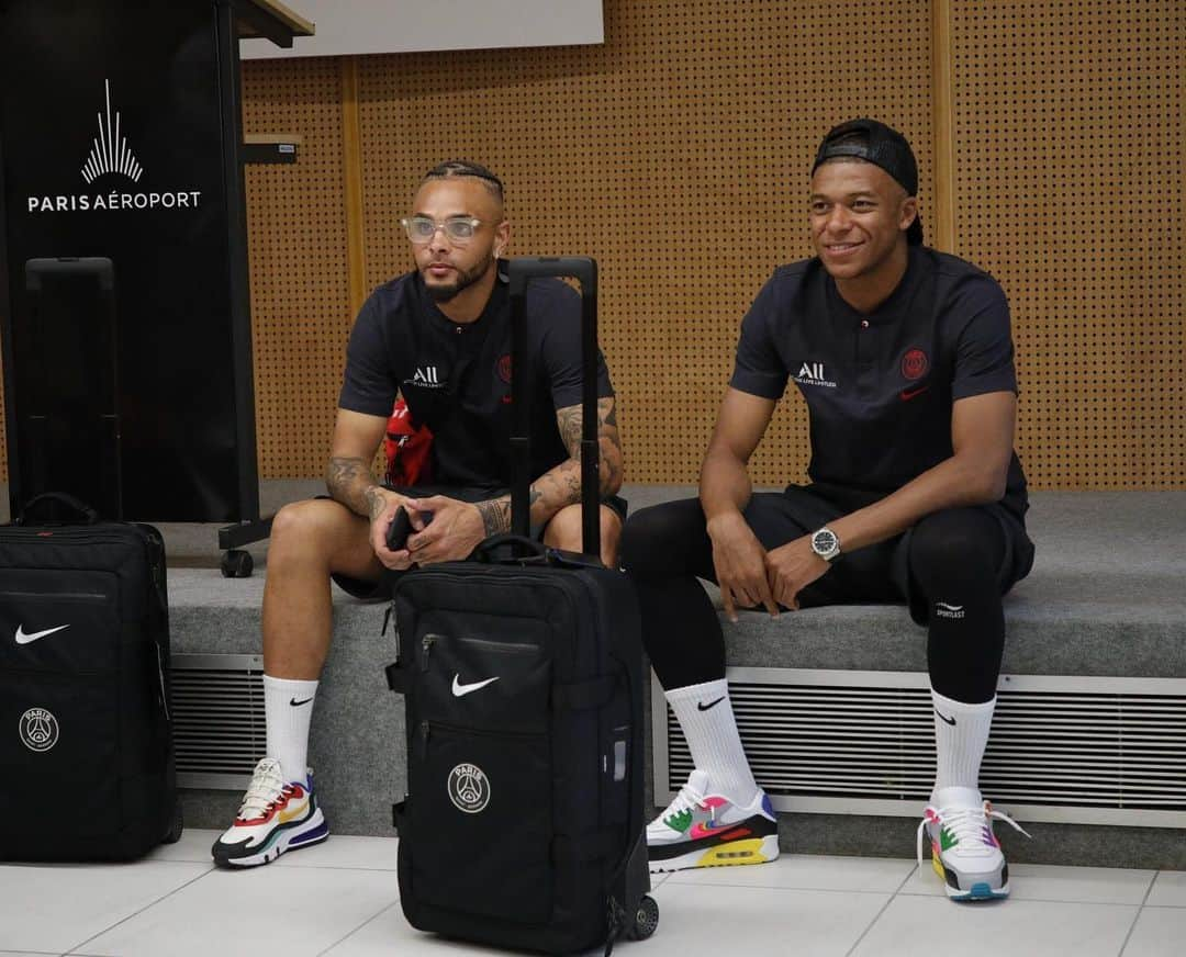 ライヴィン・クルザワさんのインスタグラム写真 - (ライヴィン・クルザワInstagram)「🛫Départ pour la Chine🇨🇳 / @k.mbappe 🔴🔵 #ChinaTour2019 @psg」7月23日 23時50分 - kurzawa