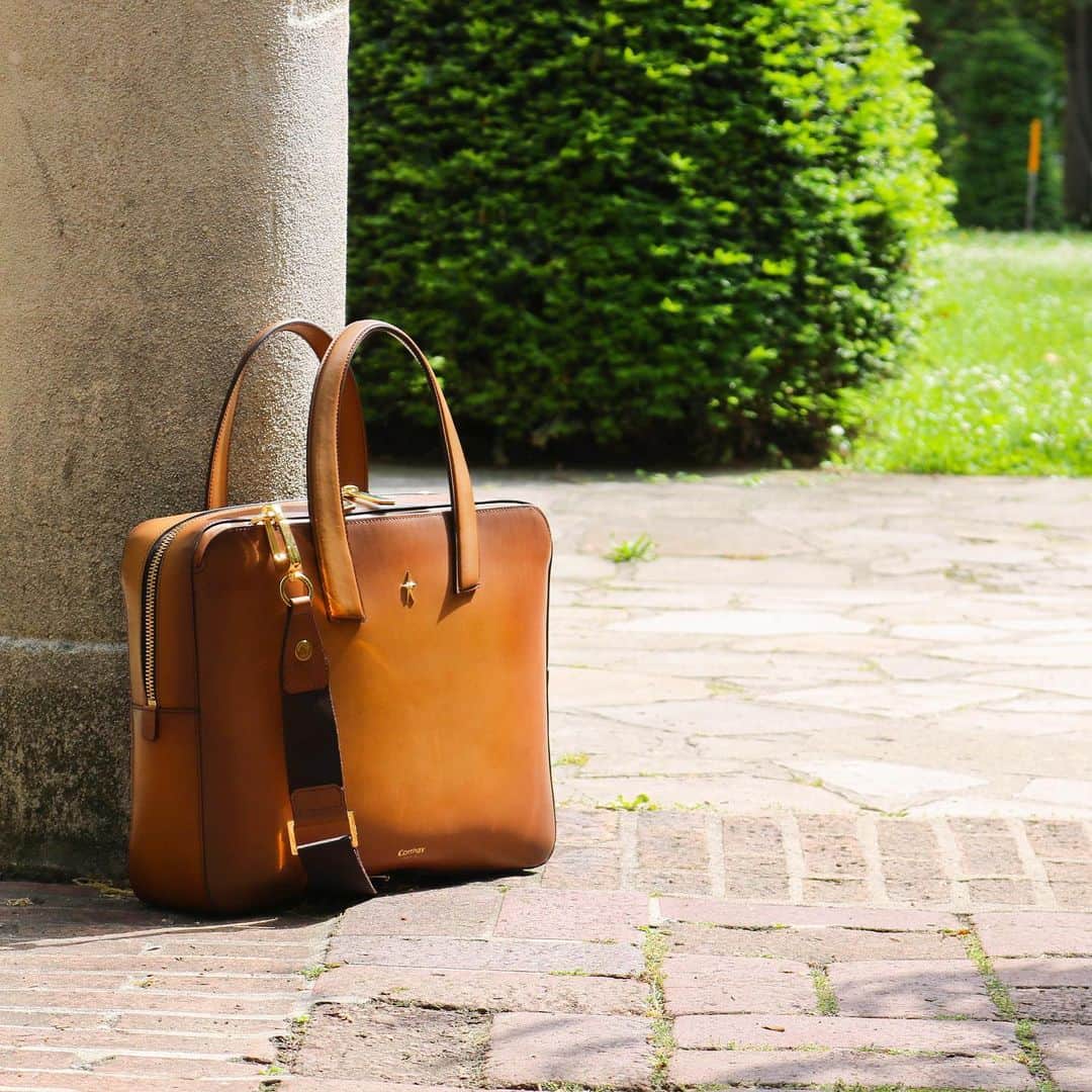 コルテさんのインスタグラム写真 - (コルテInstagram)「Our signature briefcase, the Phileas is now available with an elegant and comfortable shoulder strap! 💼💫 • • #Corthay #Paris #Phileas #Briefcase #TheFinestShoes  #LaCouleurCestCorthay」7月23日 23時54分 - maison_corthay